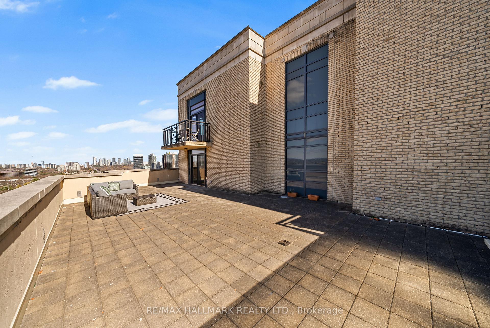 2 Bedrooms Condo at 676 Sheppard, Toronto For sale