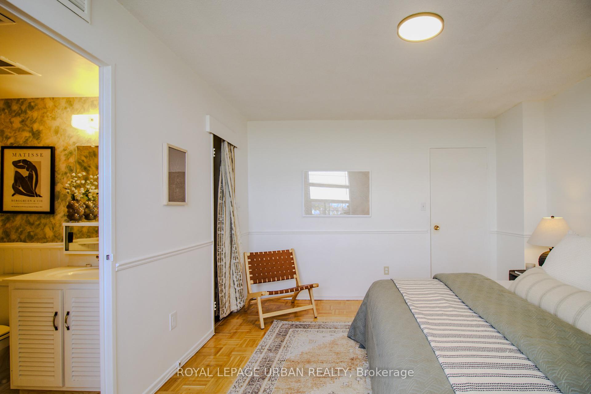 3 Bedrooms Condo at 20 Edgecliff, Toronto For sale