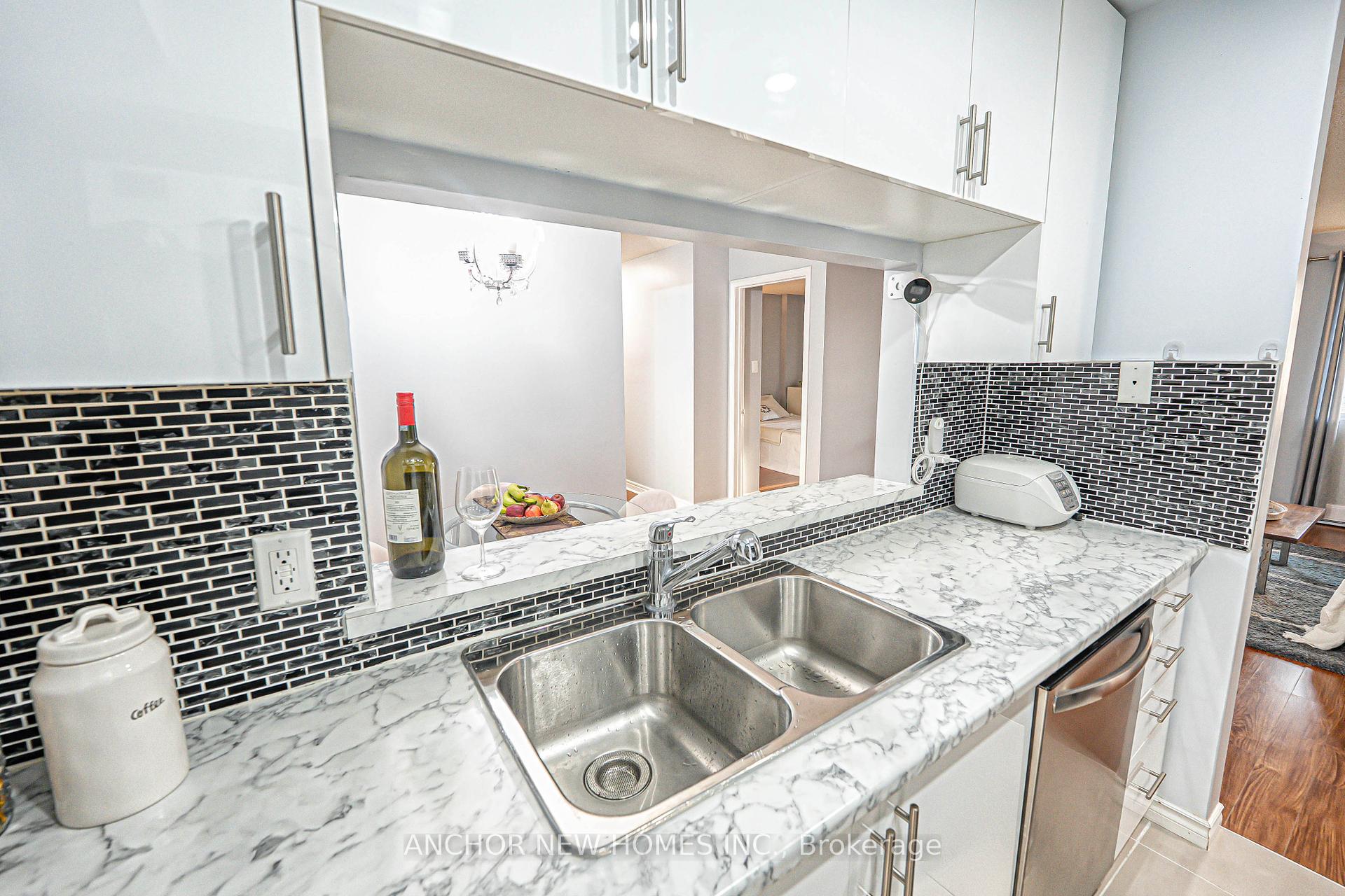 2 Bedrooms Condo at 65 Trailwood,  Mississauga For sale