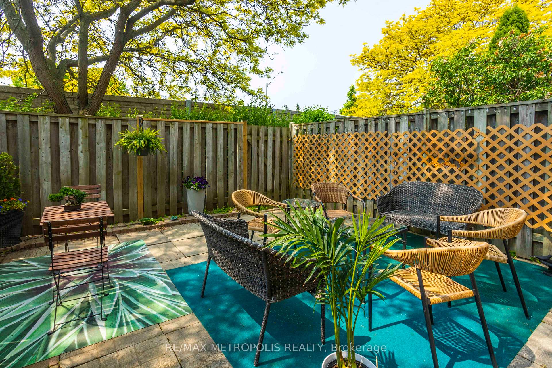 3 Bedrooms Condo at 11 Harrisford, Hamilton For sale