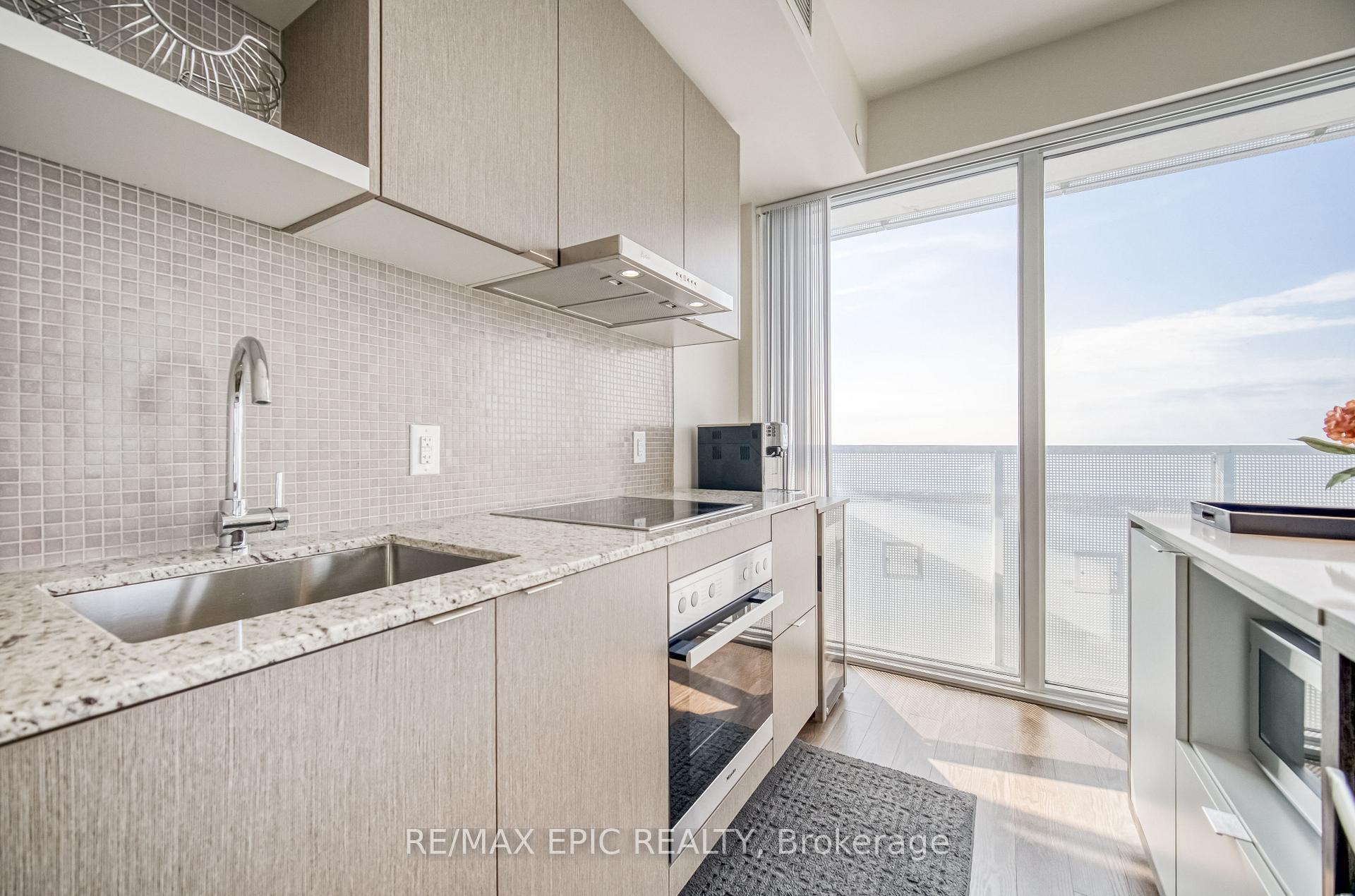 3 Bedrooms Condo at 88 Harbour,  Toronto For sale