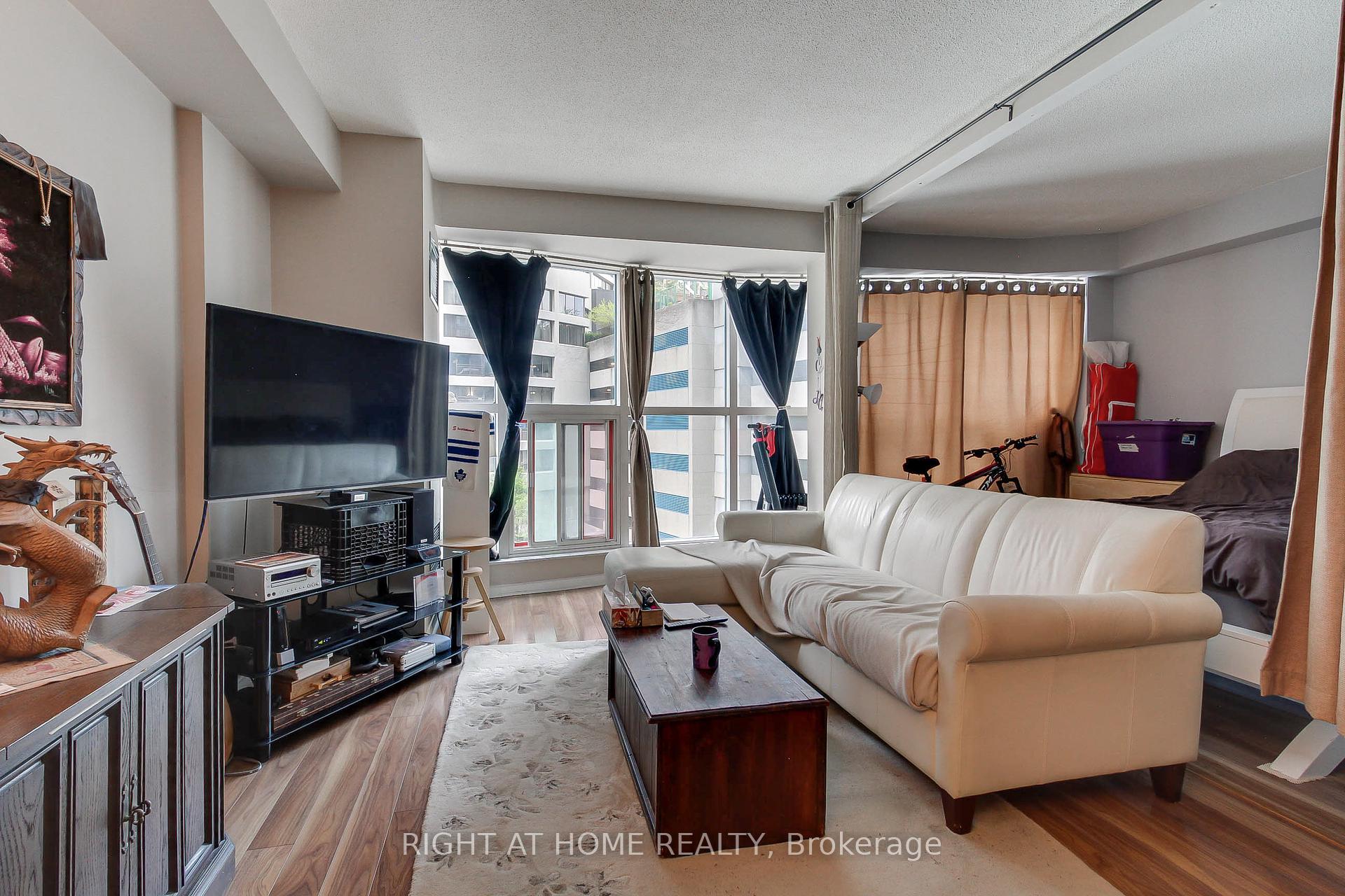 1 Bedroom Condo at 77 Harbour, Toronto For sale