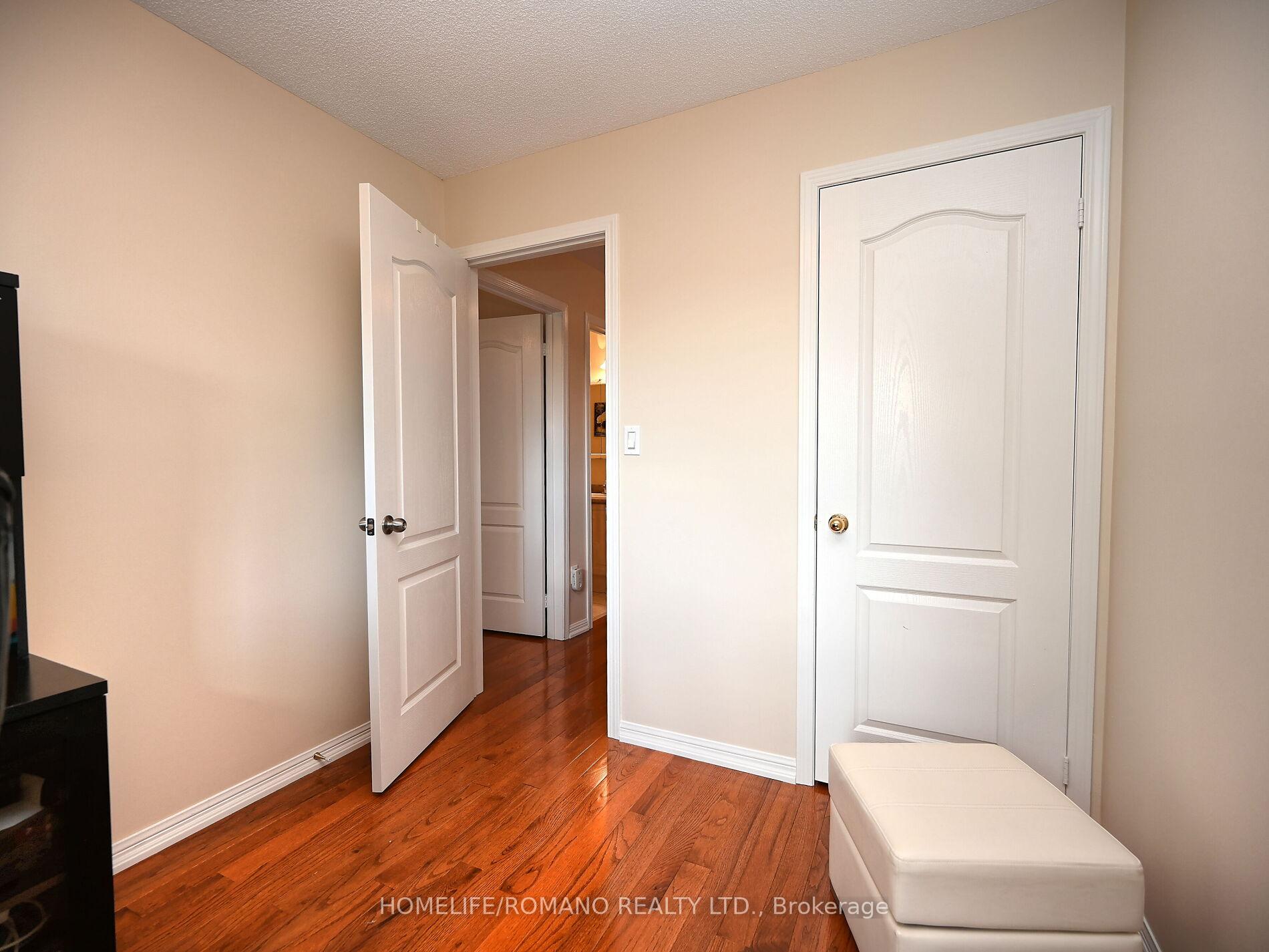 4 Bedrooms Condo at 3030 Breakwater, Mississauga For sale