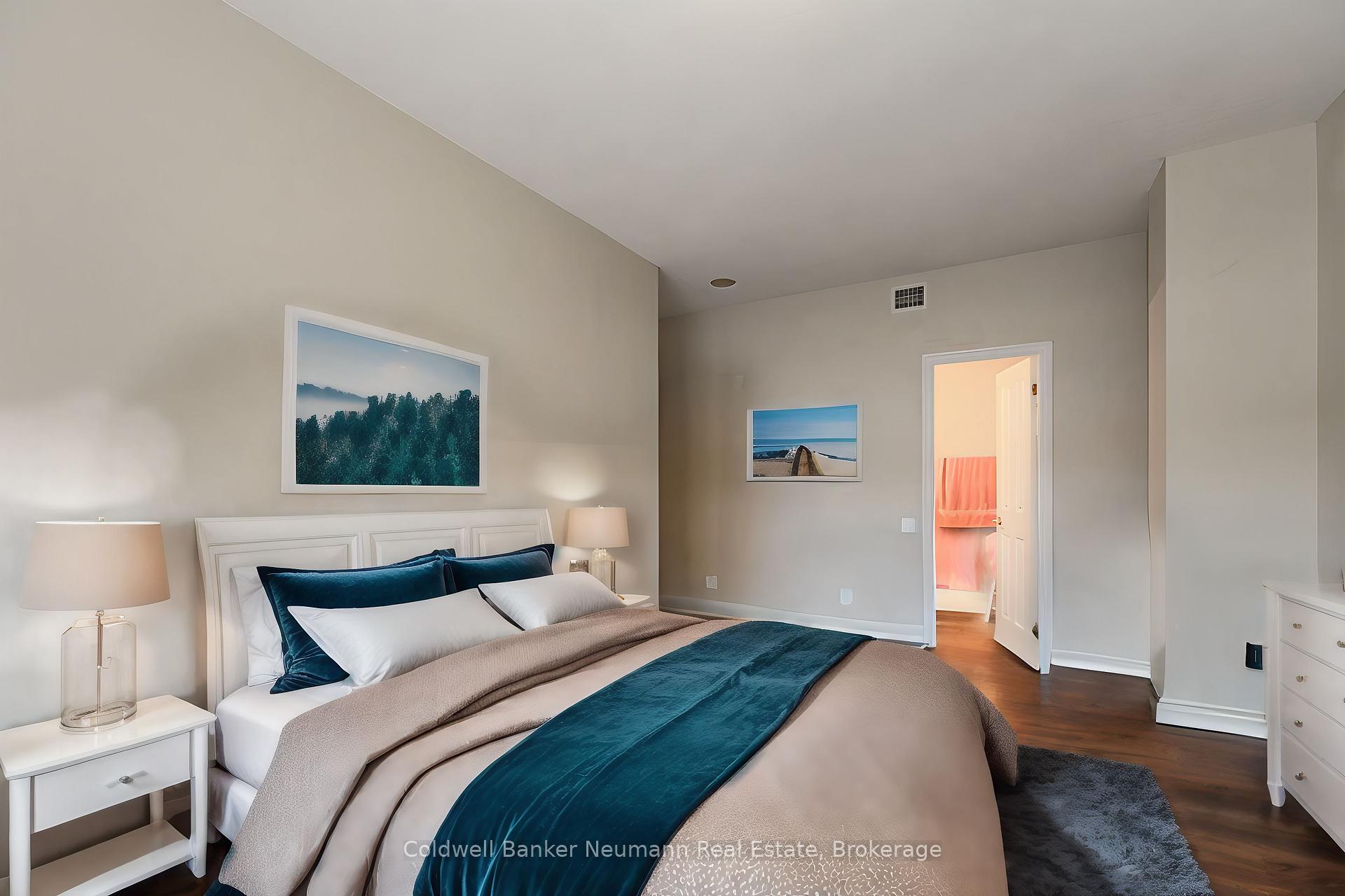 2 Bedrooms Condo at 60 Old Mill, Oakville For sale
