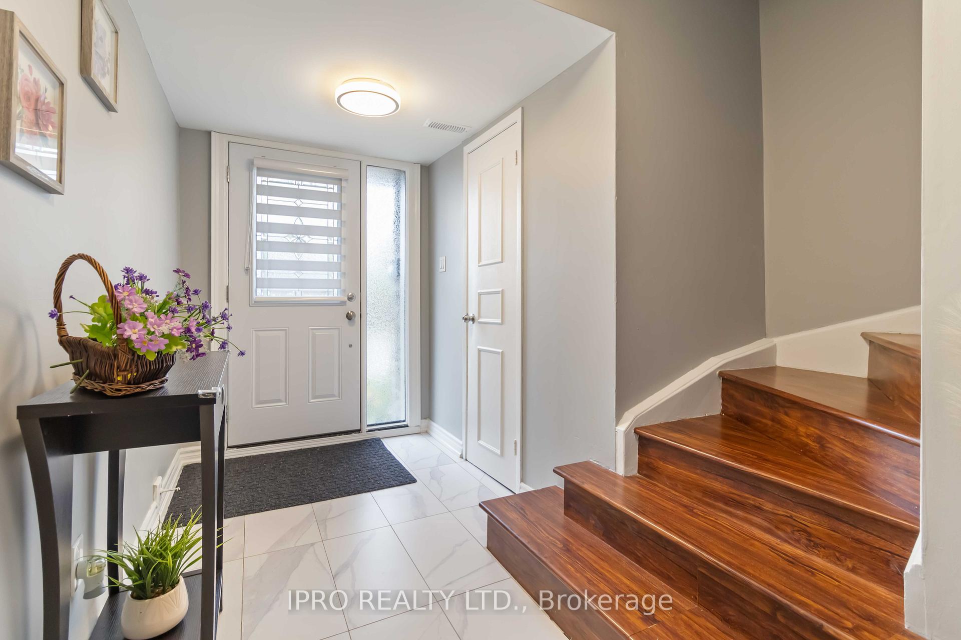 3 Bedrooms Condo at 3345 Silverado, Mississauga For sale