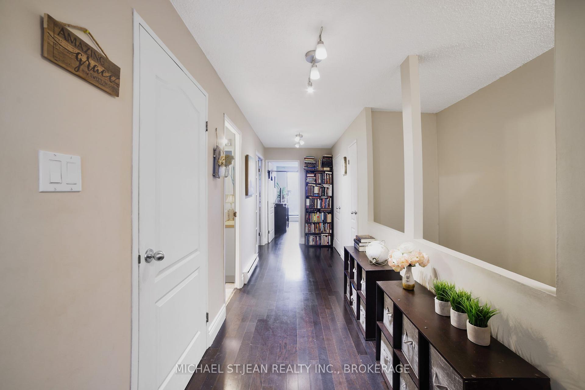 4 Bedrooms Condo at 1016 Falgarwood,  Oakville For sale
