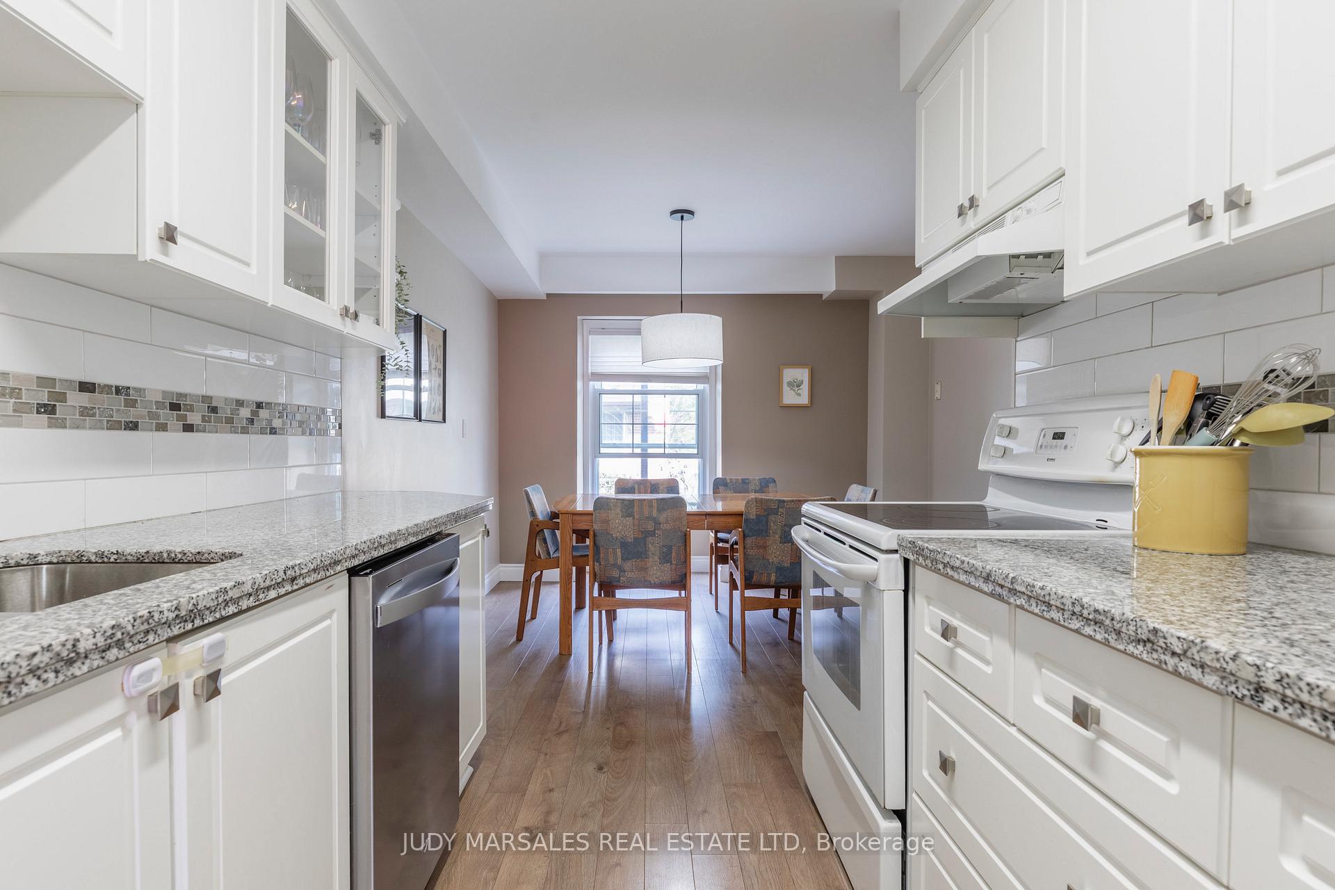 3 Bedrooms Condo at 3035 Glencrest, Burlington For sale