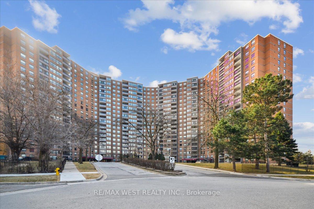 3 Bedrooms Condo at 625 The West Mall,  Toronto For sale