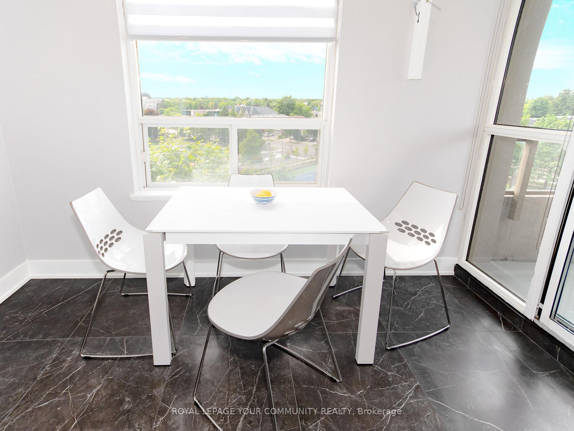 2 Bedrooms Condo at 11 Townsgate, Vaughan For sale