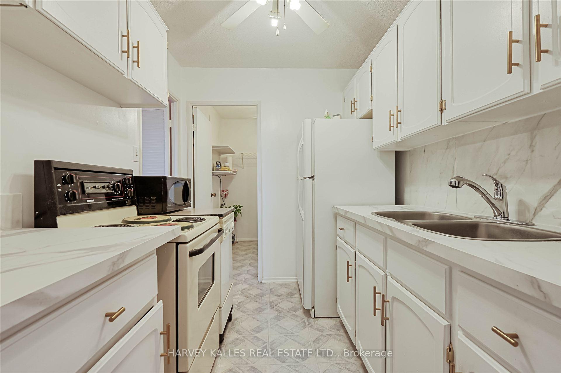 2 Bedrooms Condo at 2929 Aquitaine, Mississauga For sale