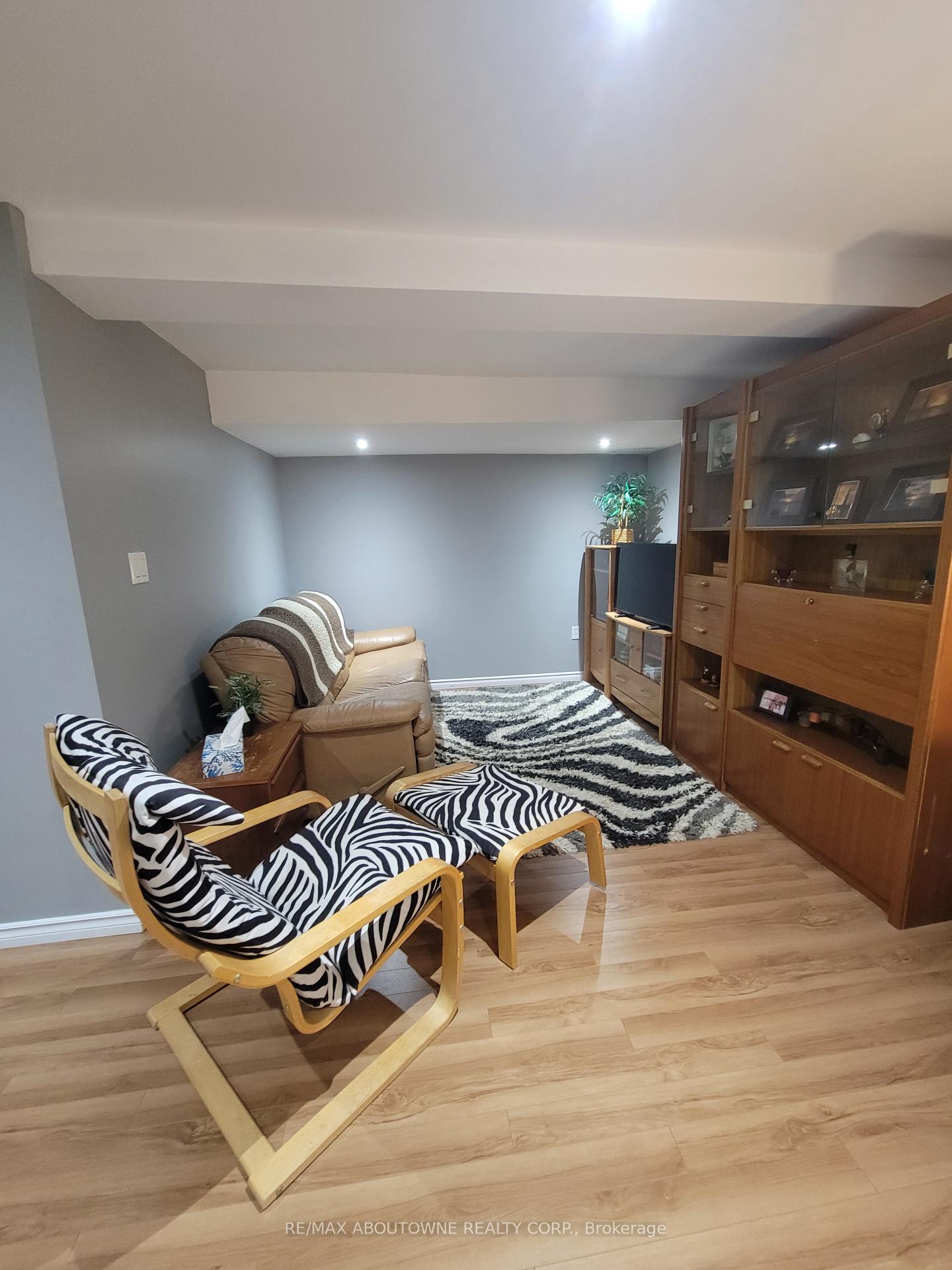 3 Bedrooms Condo at 1 Royalwood, Hamilton For sale
