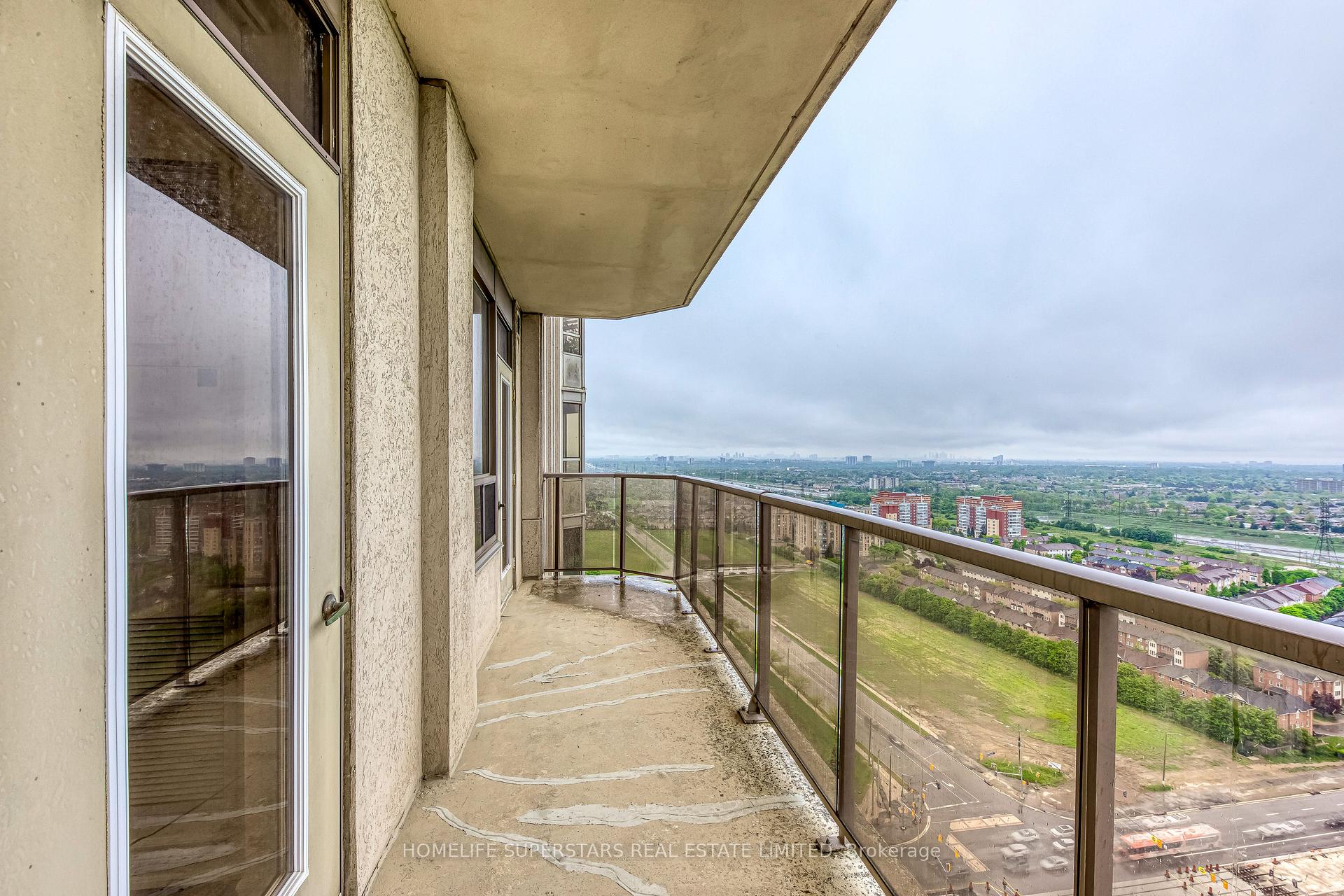 3 Bedrooms Condo at 25 Kingsbridge Garden, Mississauga For sale