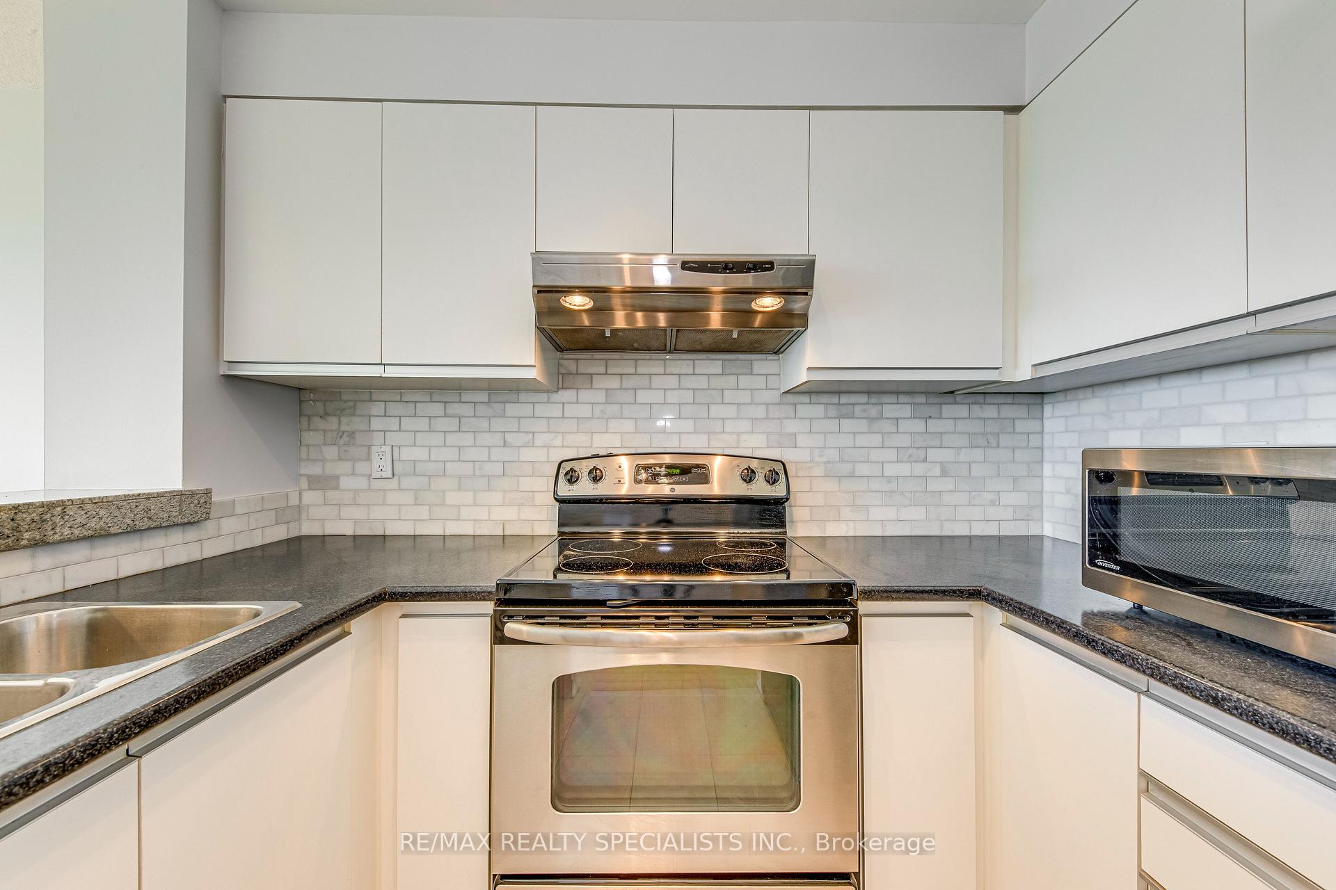 2 Bedrooms Condo at 2177 Burnhamthorpe, Mississauga For sale