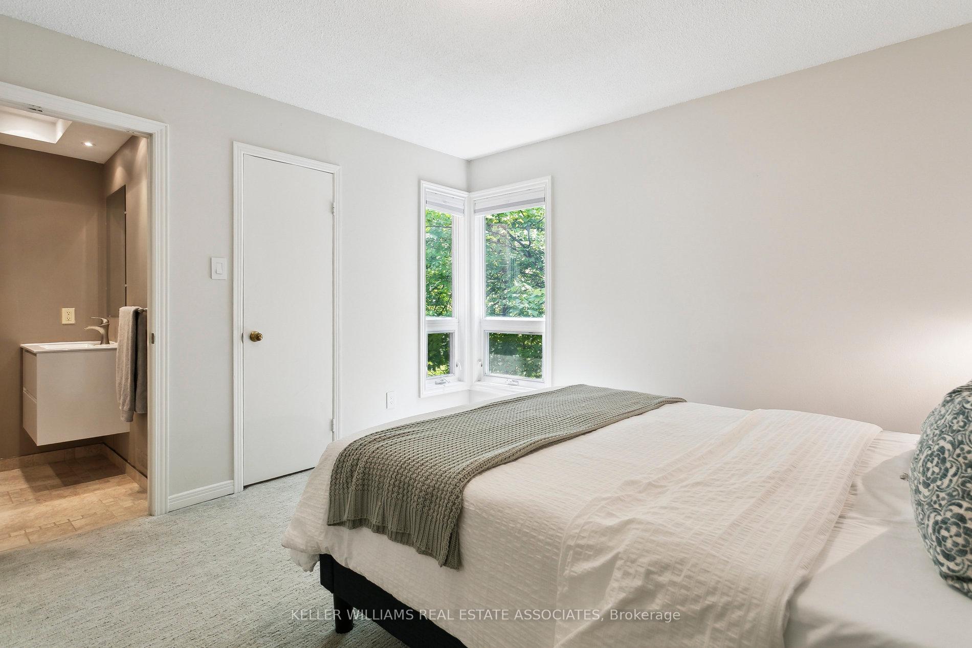 3 Bedrooms Condo at 1250 Marlborough, Oakville For sale
