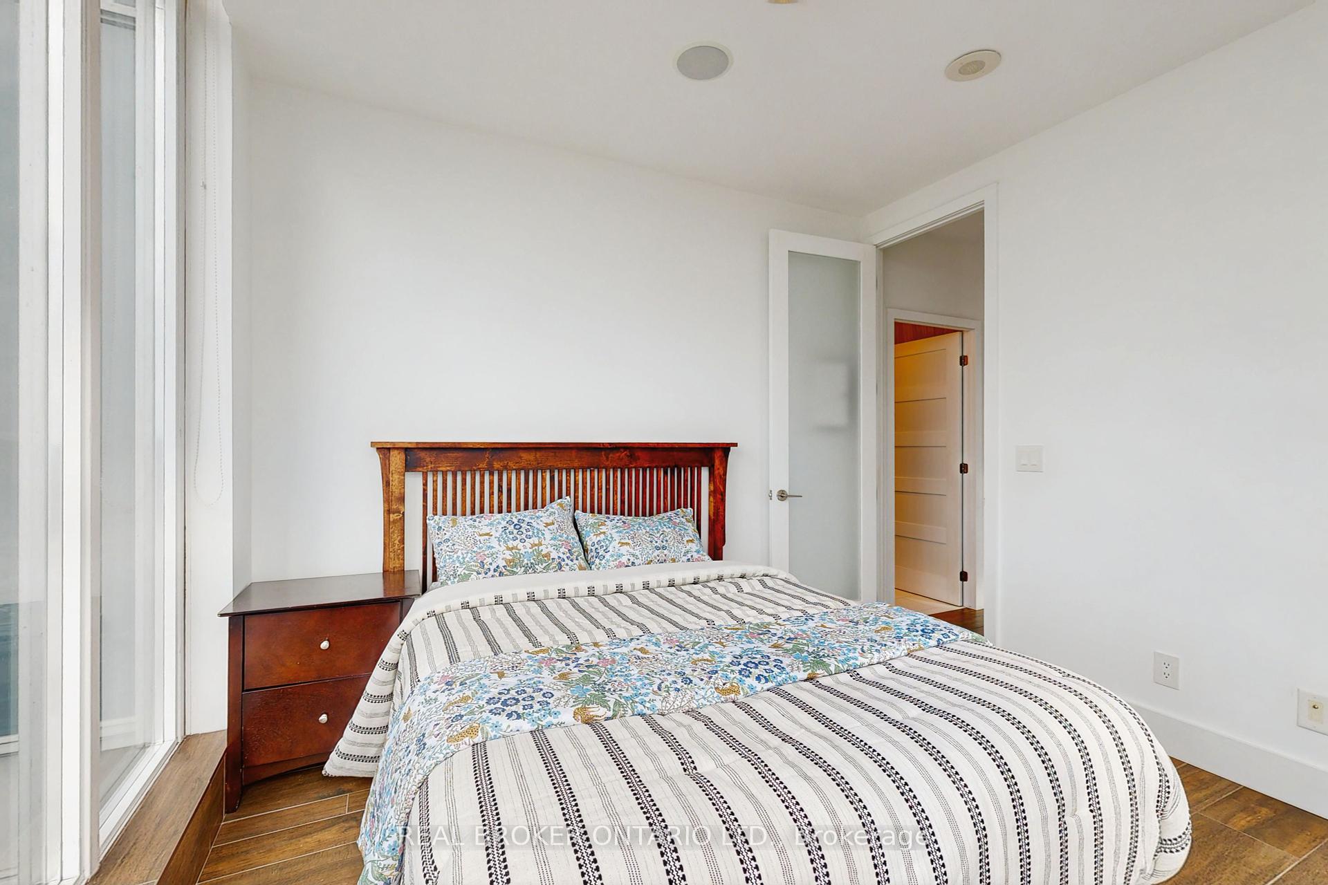 2 Bedrooms Condo at 2121 Lakeshore,  Toronto For sale