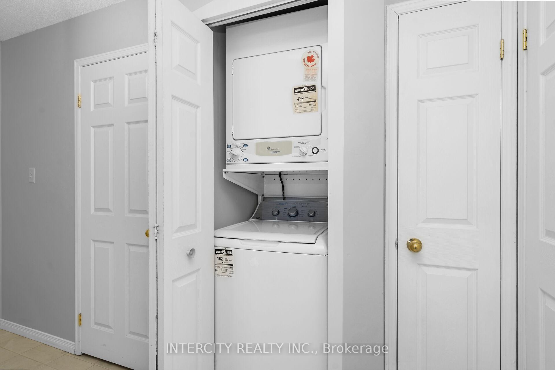 3 Bedrooms Condo at 32 Tannery, Mississauga For sale