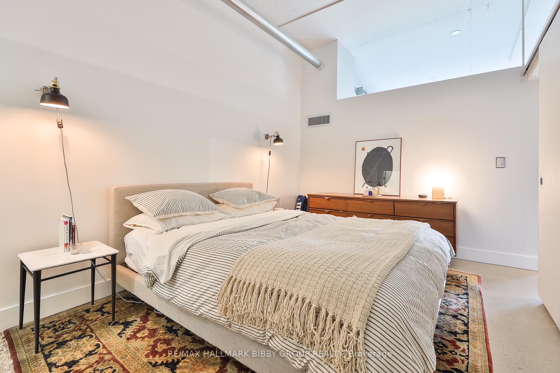 2 Bedrooms Condo at 2 Fieldway, Toronto For sale