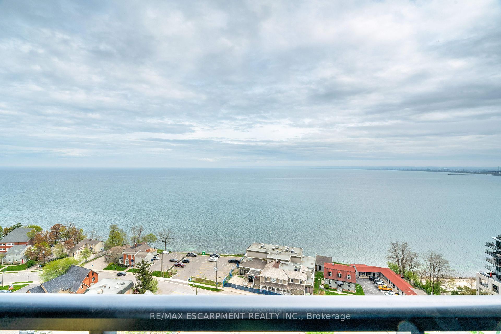 2 Bedrooms Condo at 370 Martha, Burlington For sale