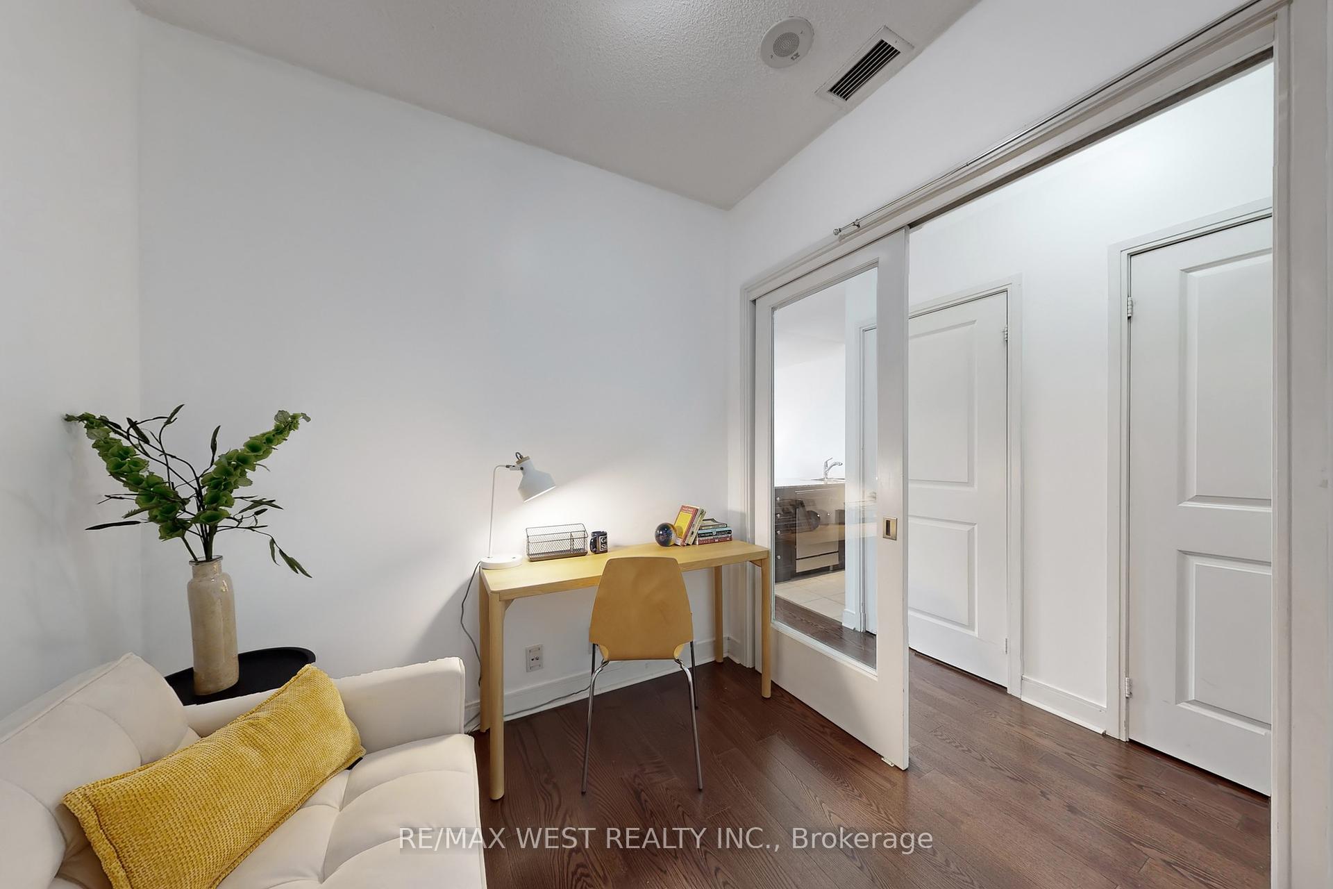 2 Bedrooms Condo at 80 Absolute, Mississauga For sale