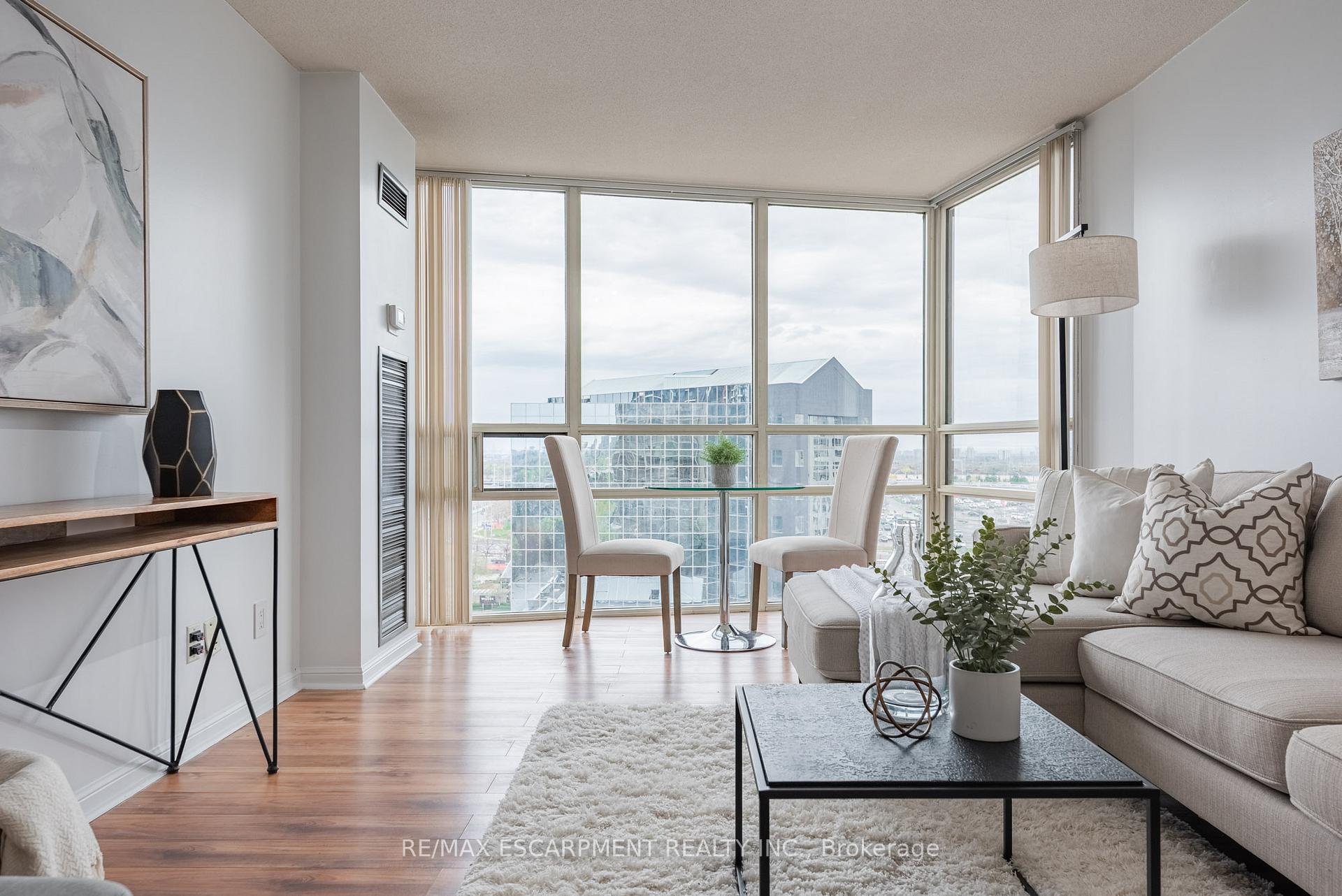 1 Bedroom Condo at 50 Eglinton, Mississauga For sale