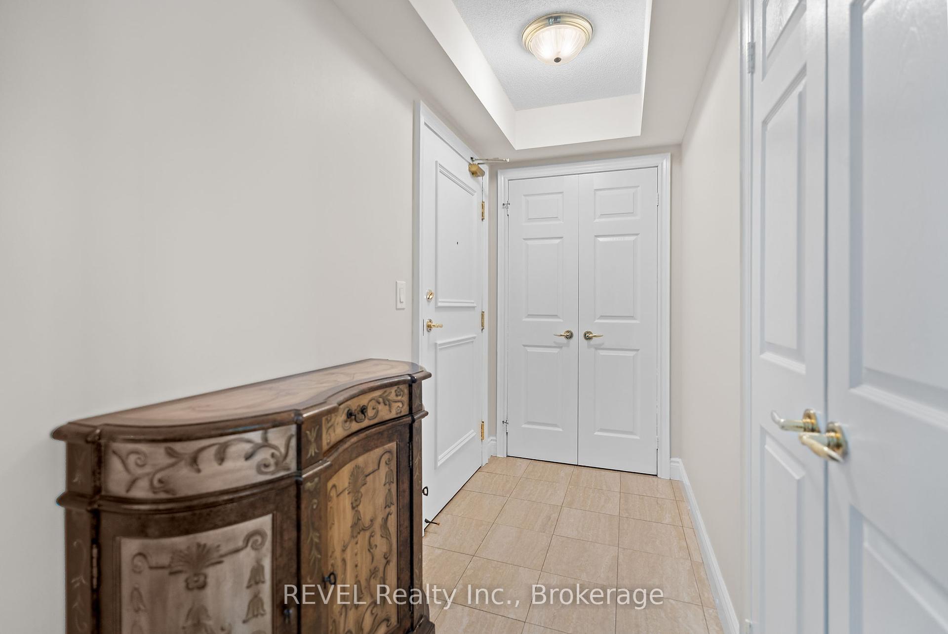 2 Bedrooms Condo at 442 Maple, Burlington For sale