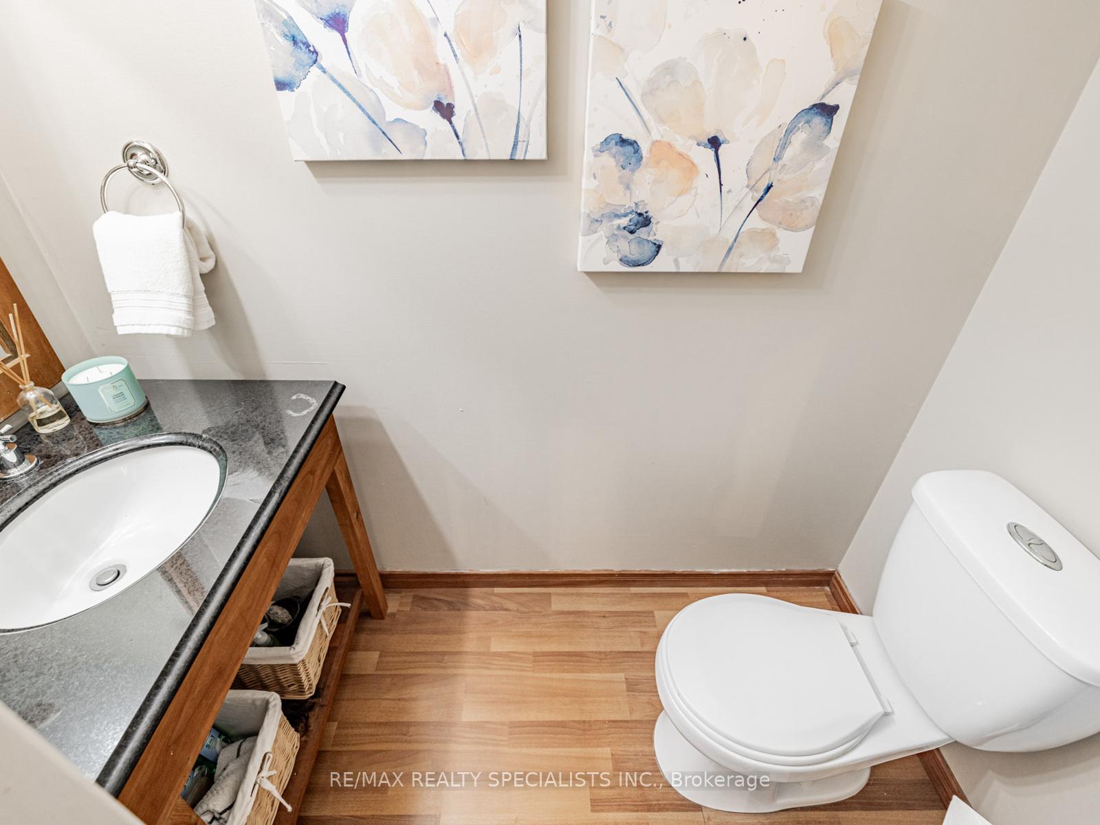 2 Bedrooms Condo at 2055 WALKERS, Burlington For sale