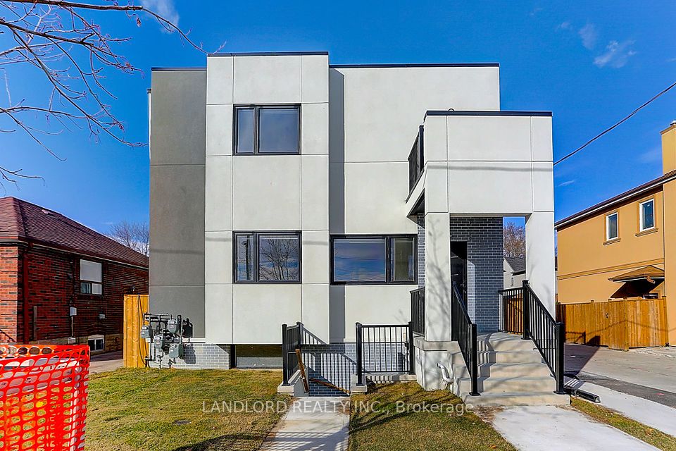 #Lowr Rr - 2004 Lawrence Avenue, Toronto, ON M9N 1H4