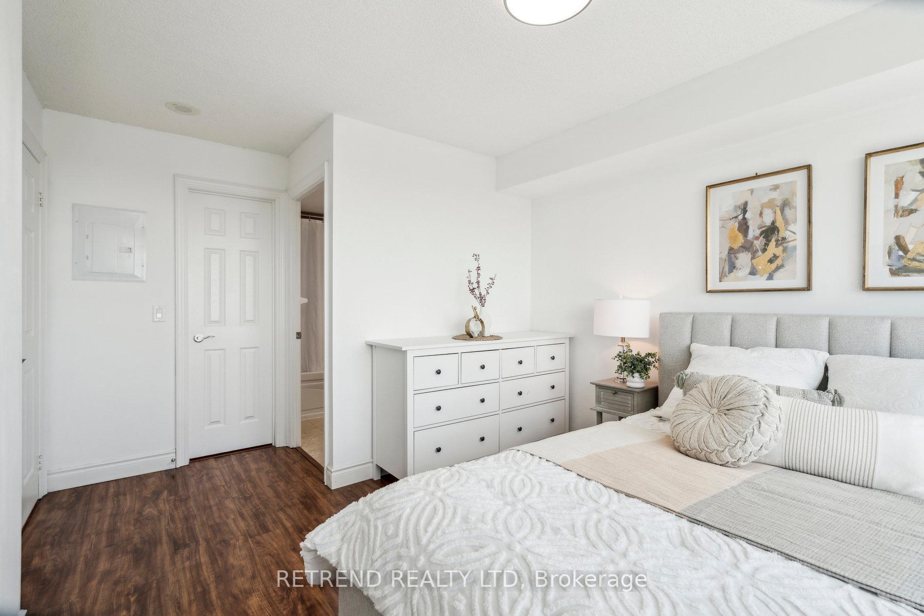 2 Bedrooms Condo at 15 Greenview, Toronto For sale