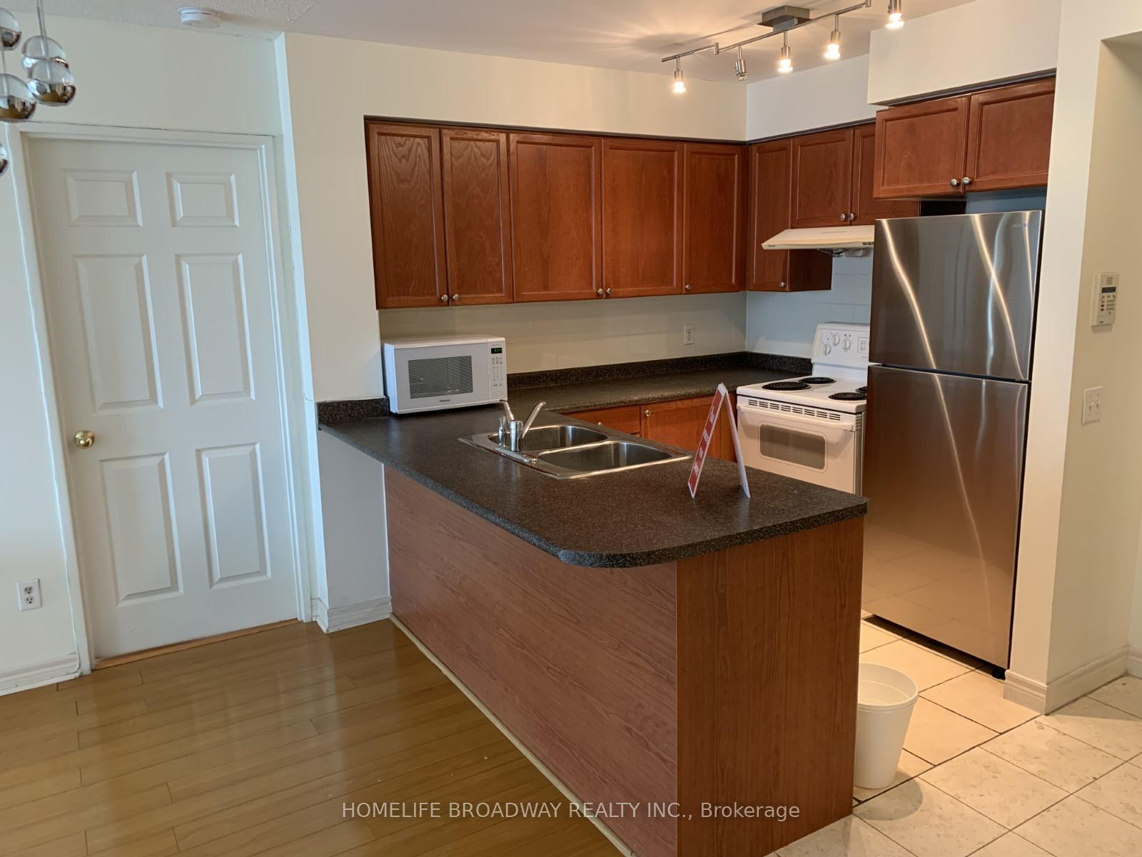 3 Bedrooms Condo at 18 Parkview,  Toronto For sale