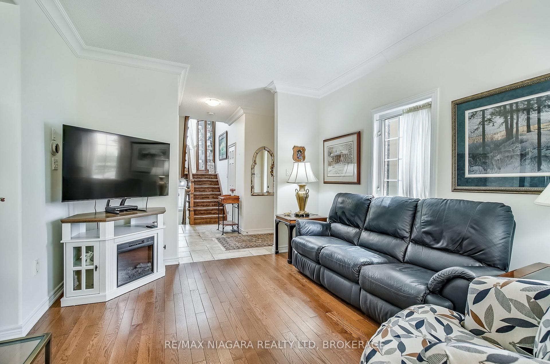 3 Bedrooms Condo at 5 Liddycoat, Hamilton For sale