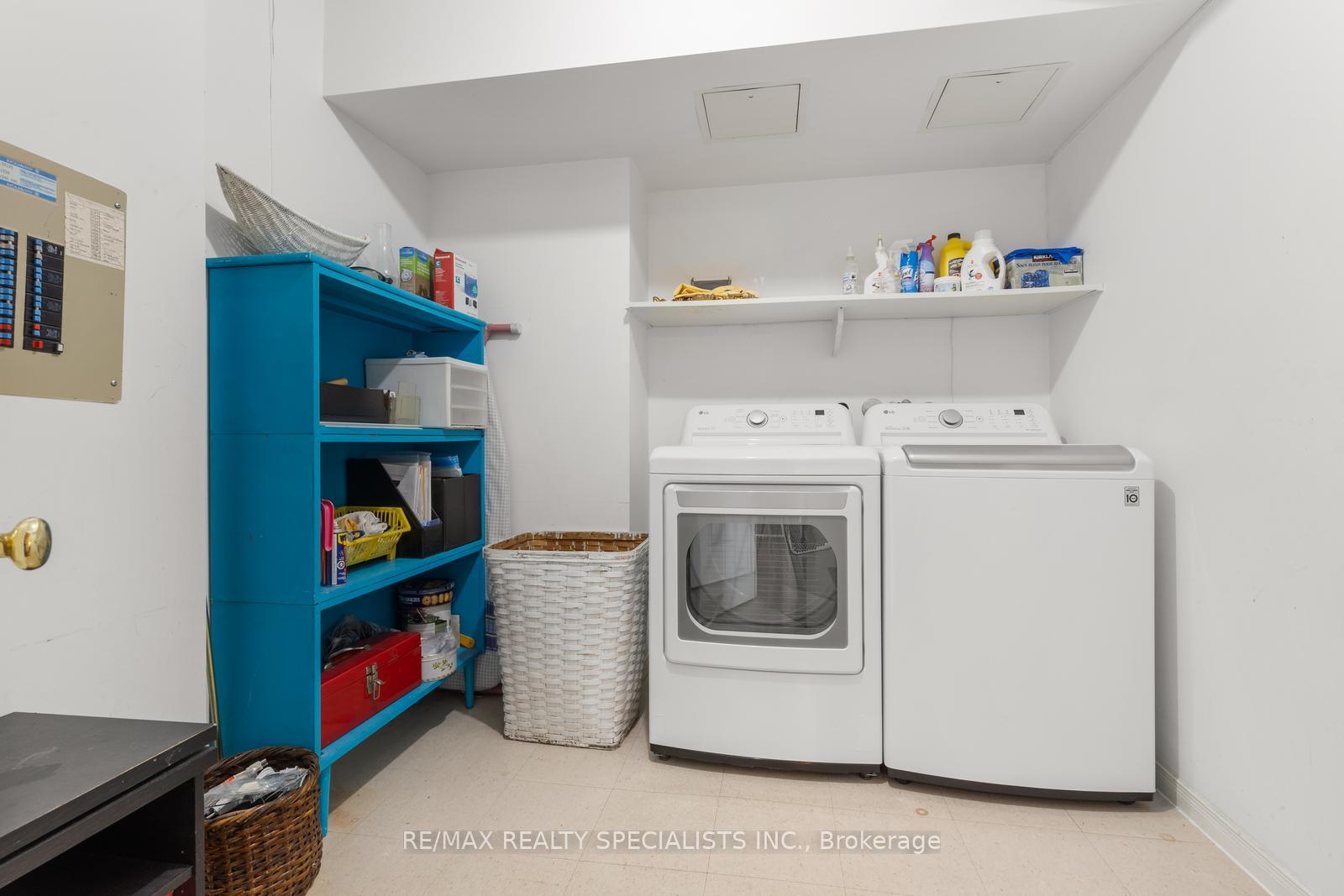 2 Bedrooms Condo at 1800 The Collegeway, Mississauga For sale