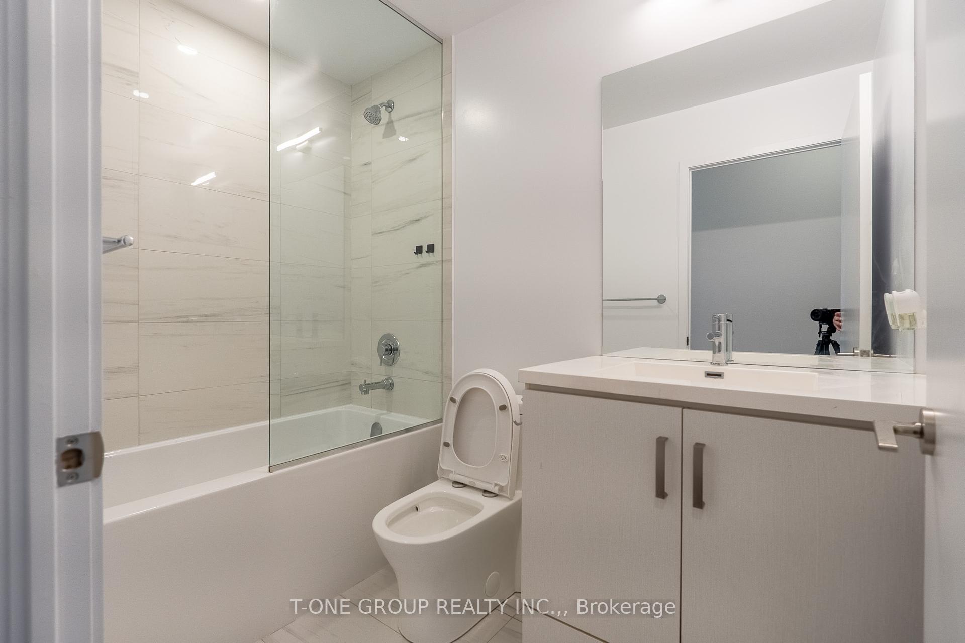 2 Bedrooms Condo at 10 Honeycrisp, Vaughan For sale