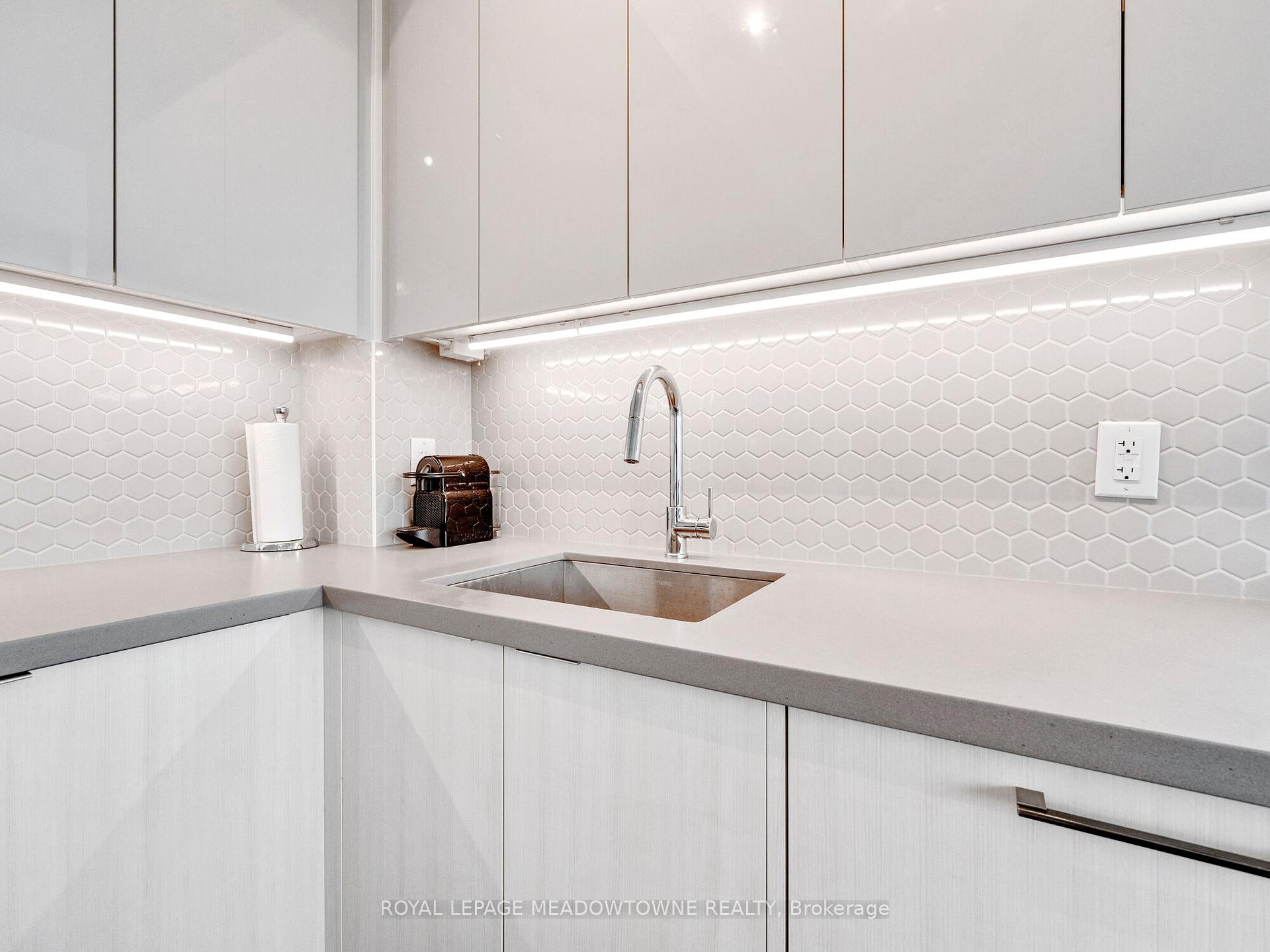 2 Bedrooms Condo at 2489 Taunton, Oakville For sale