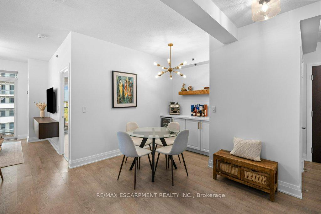 2 Bedrooms Condo at 55 Speers, Oakville For sale
