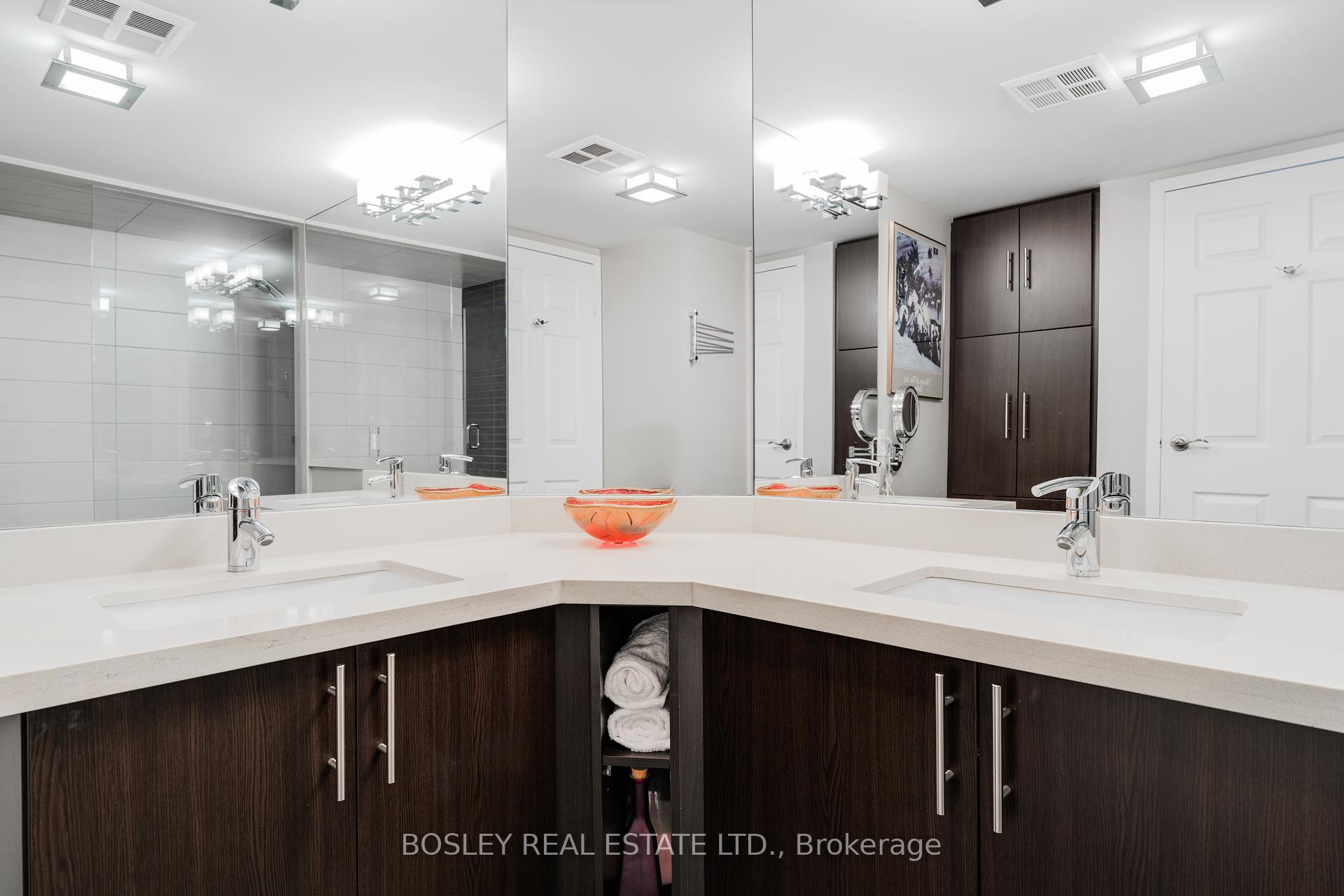 2 Bedrooms Condo at 10 Queens,  Toronto For sale