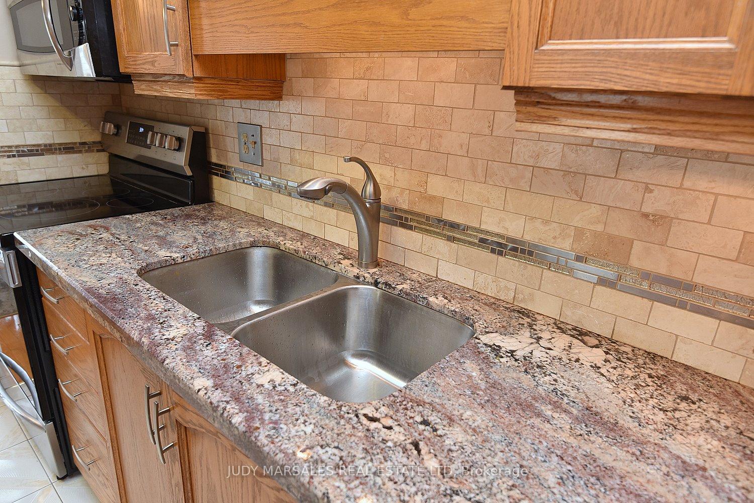 3 Bedrooms Condo at 644 Upper Paradise,  Hamilton For sale