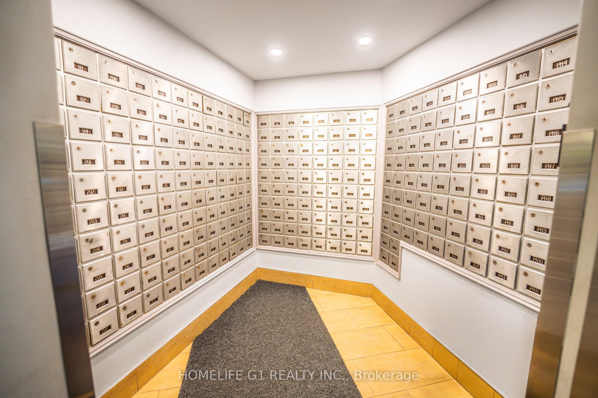 3 Bedrooms Condo at 5 Shady, Toronto For sale