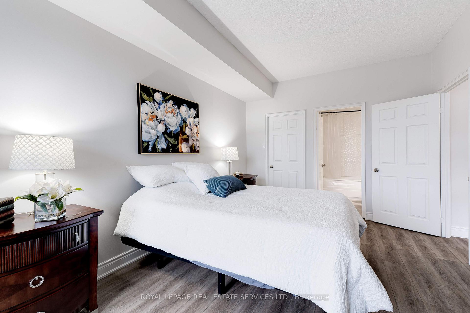 2 Bedrooms Condo at 2511 Lakeshore,  Oakville For sale