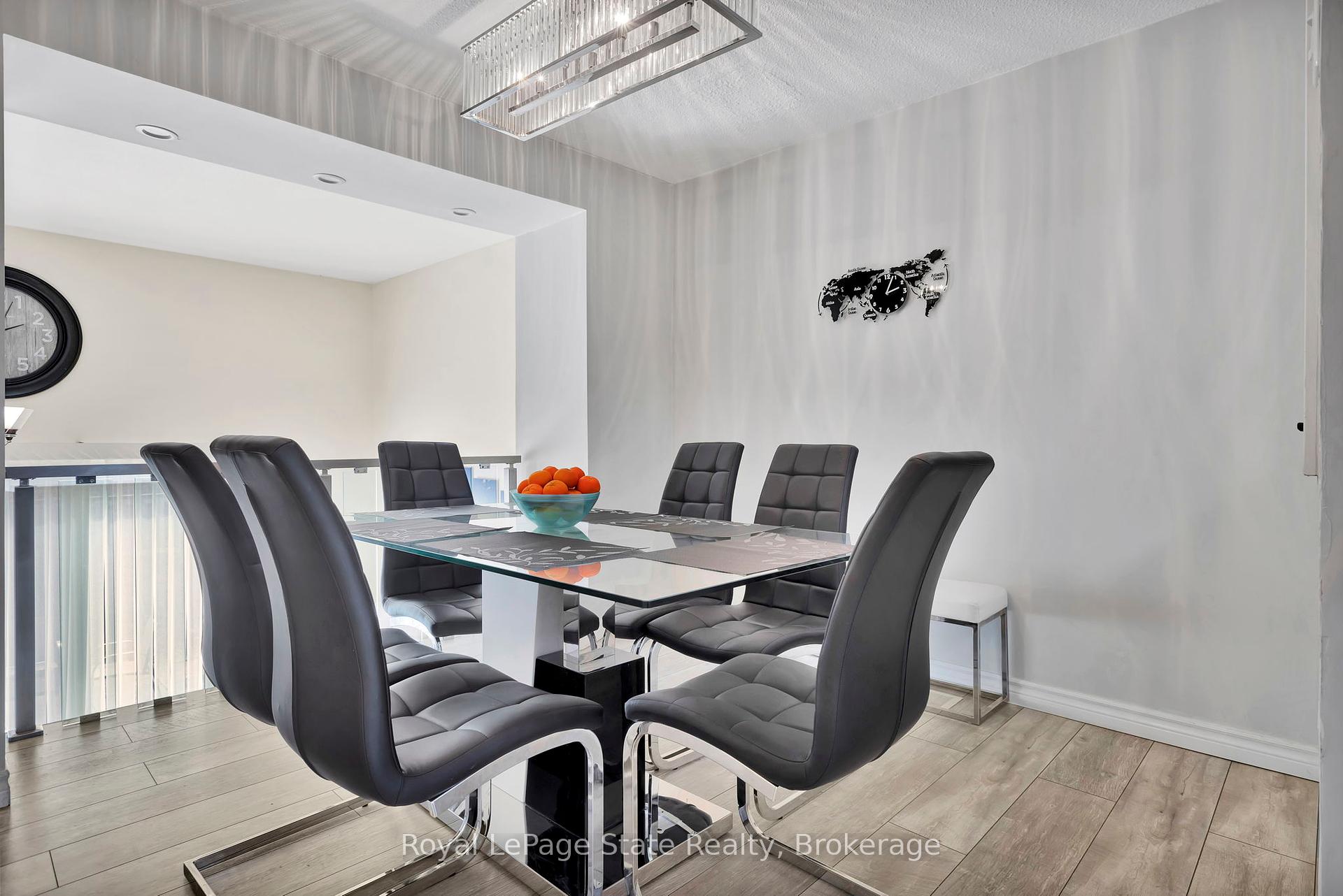 3 Bedrooms Condo at 11 Harrisford, Hamilton For sale