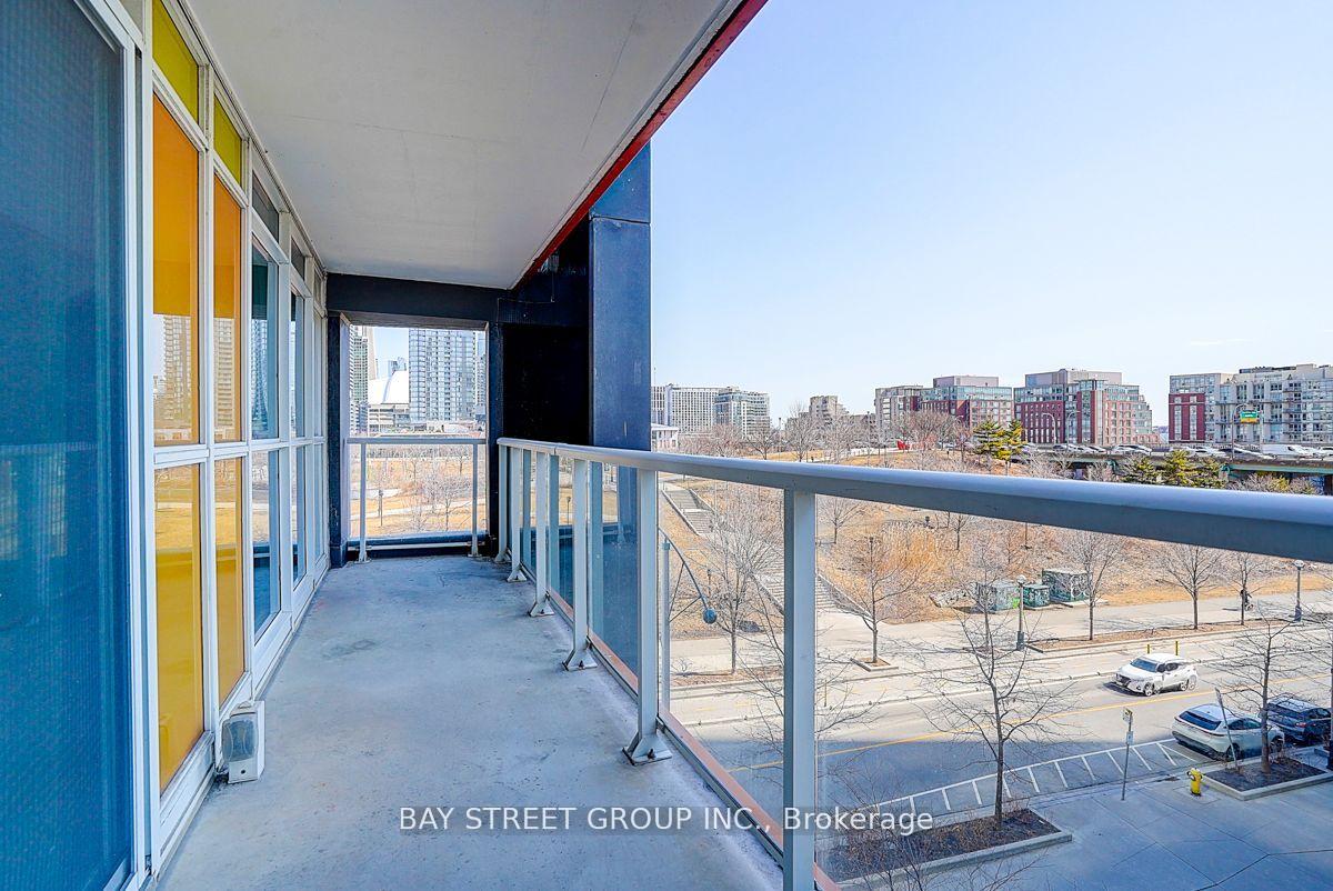 2 Bedrooms Condo at 85 Queens Wharf, Toronto For sale