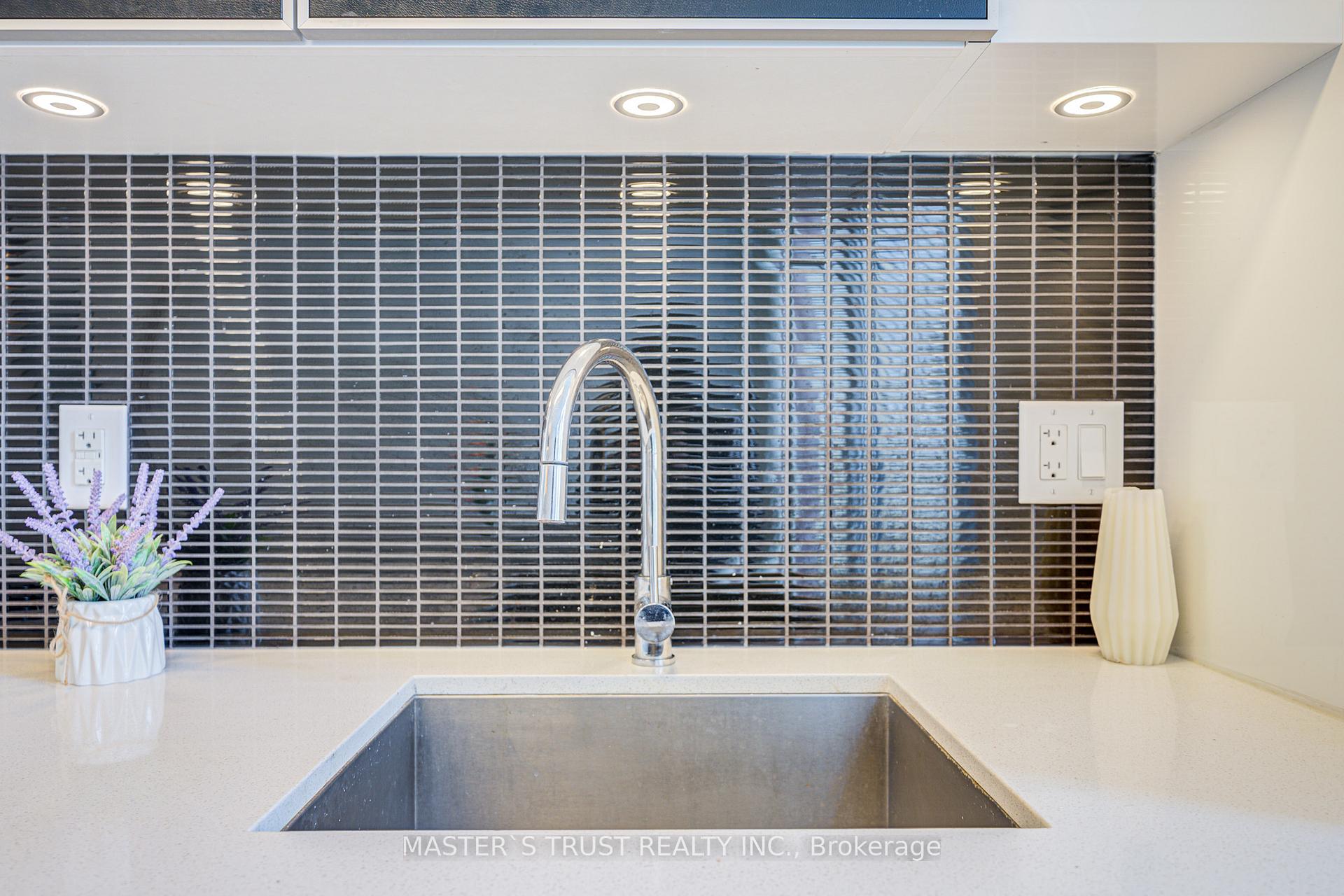 2 Bedrooms Condo at 32 Davenport, Toronto For sale