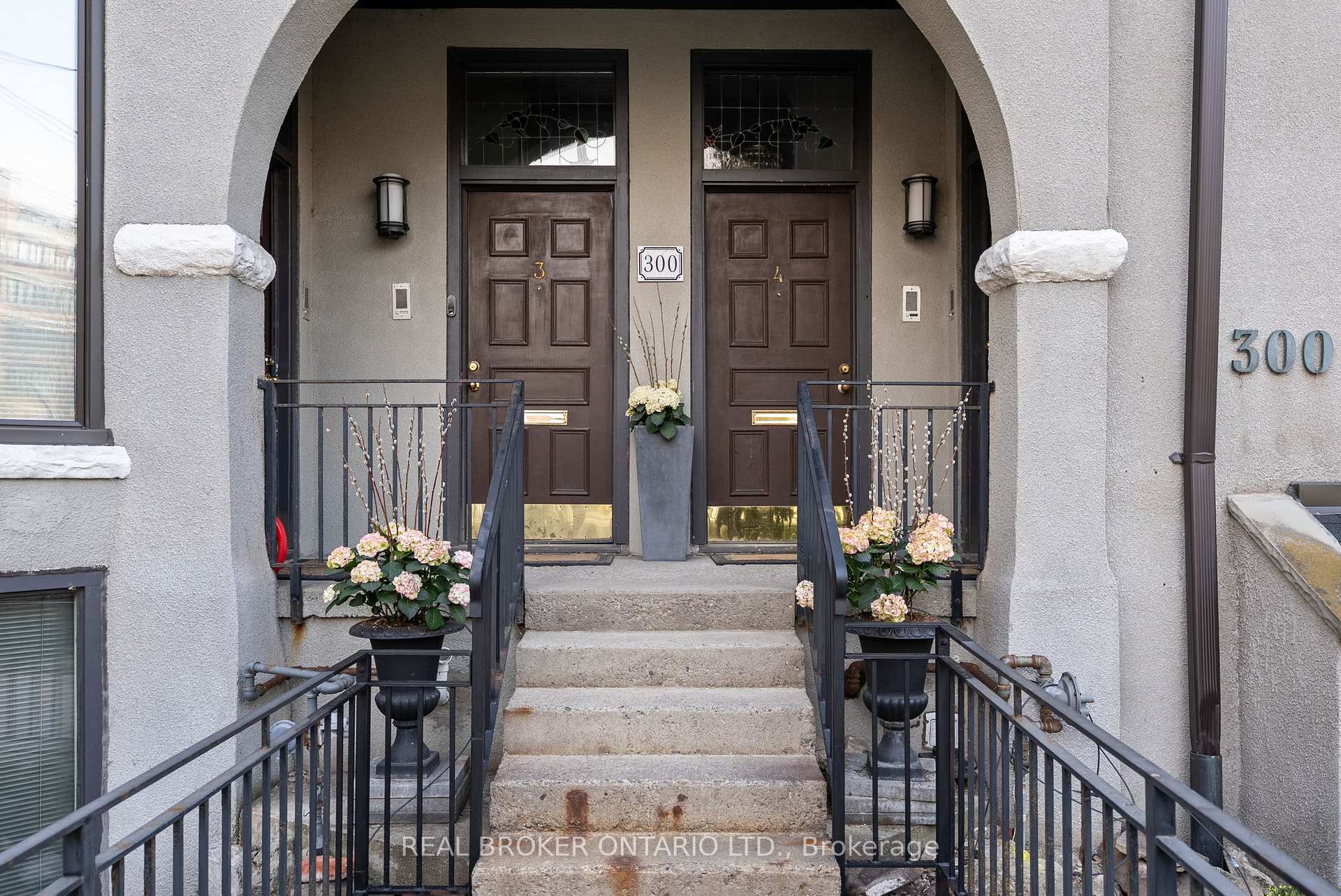 2 Bedrooms Condo at 300 Avenue, Toronto For sale