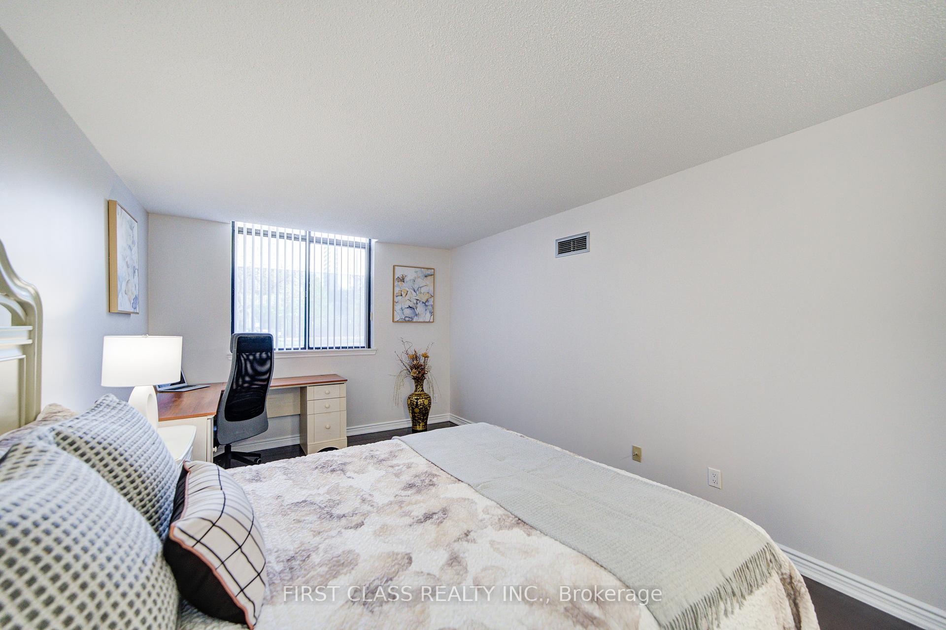 3 Bedrooms Condo at 25 Bamburgh, Toronto For sale