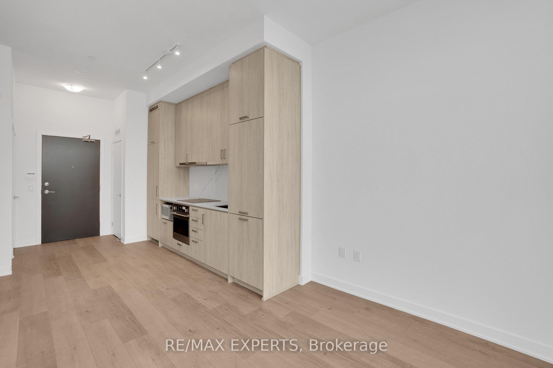 2 Bedrooms Condo at 60 Honeycrisp,  Vaughan For sale
