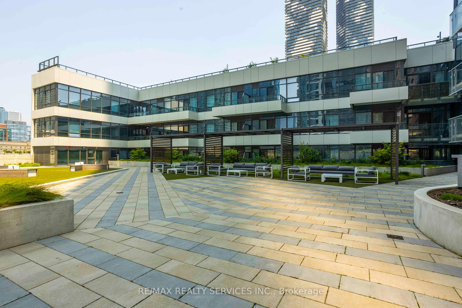 2 Bedrooms Condo at 28 Freeland, Toronto For sale