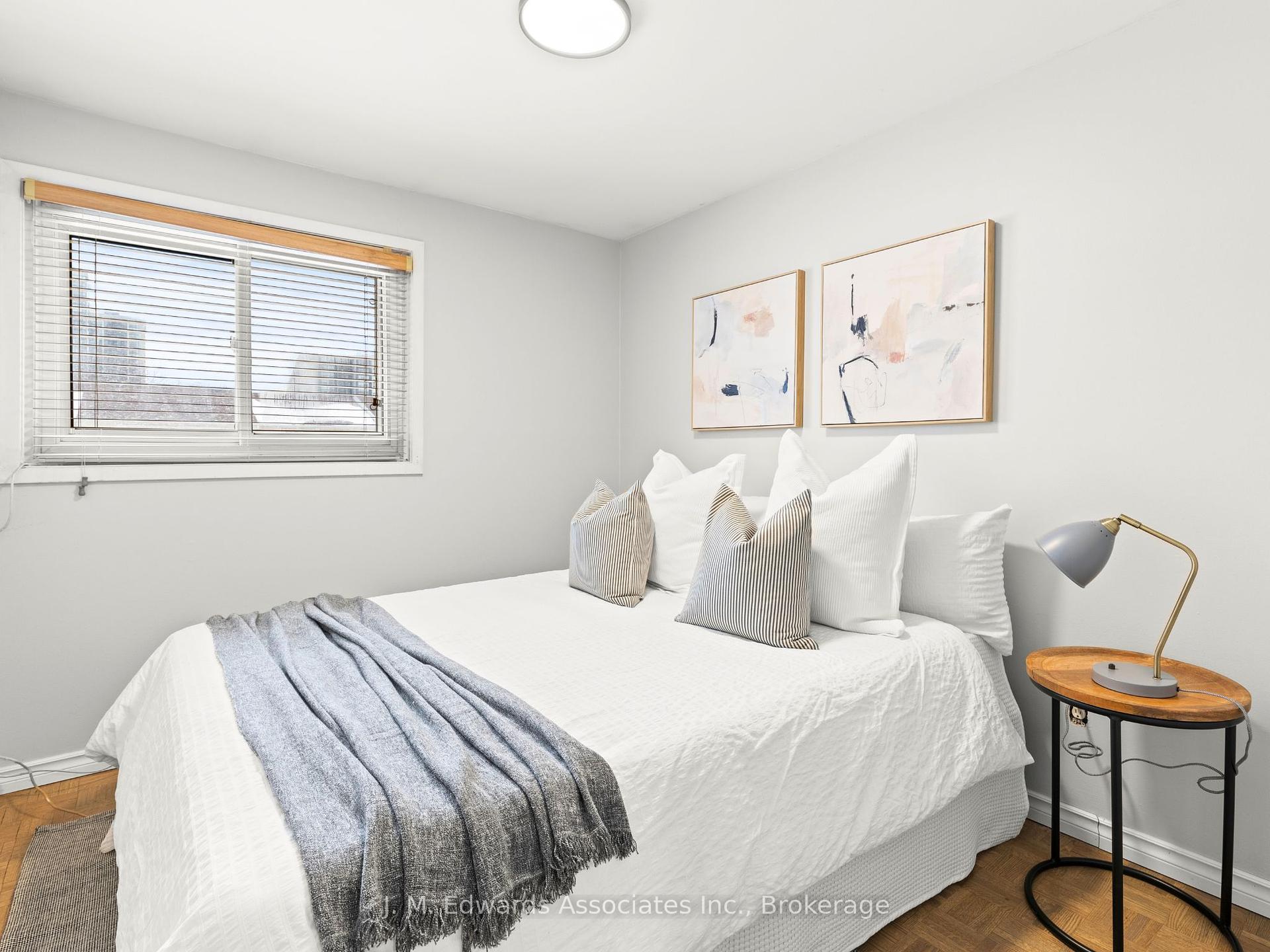 3 Bedrooms Condo at 61 Sarah,  Oakville For sale