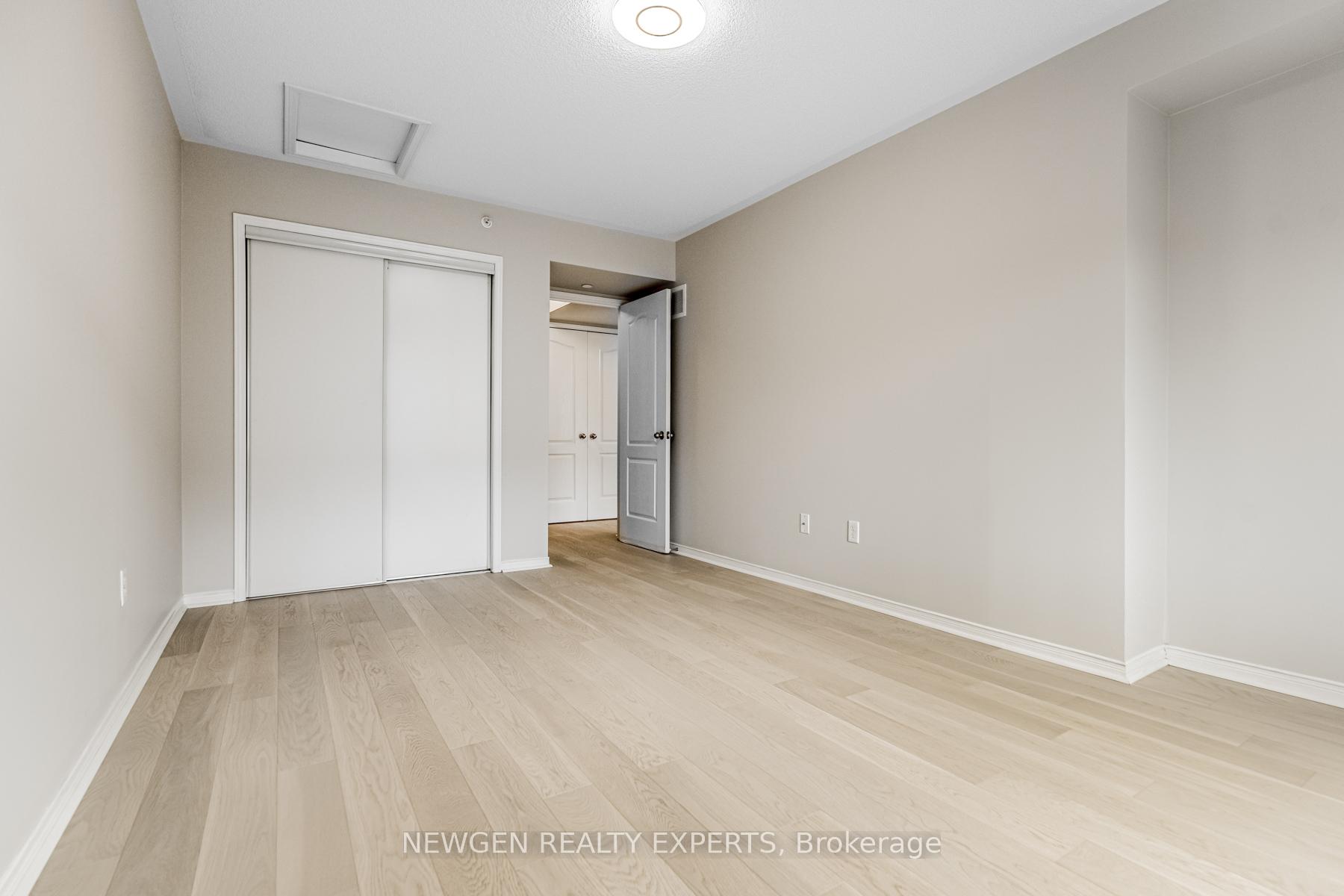 2 Bedrooms Condo at 51 Hays, Oakville For sale