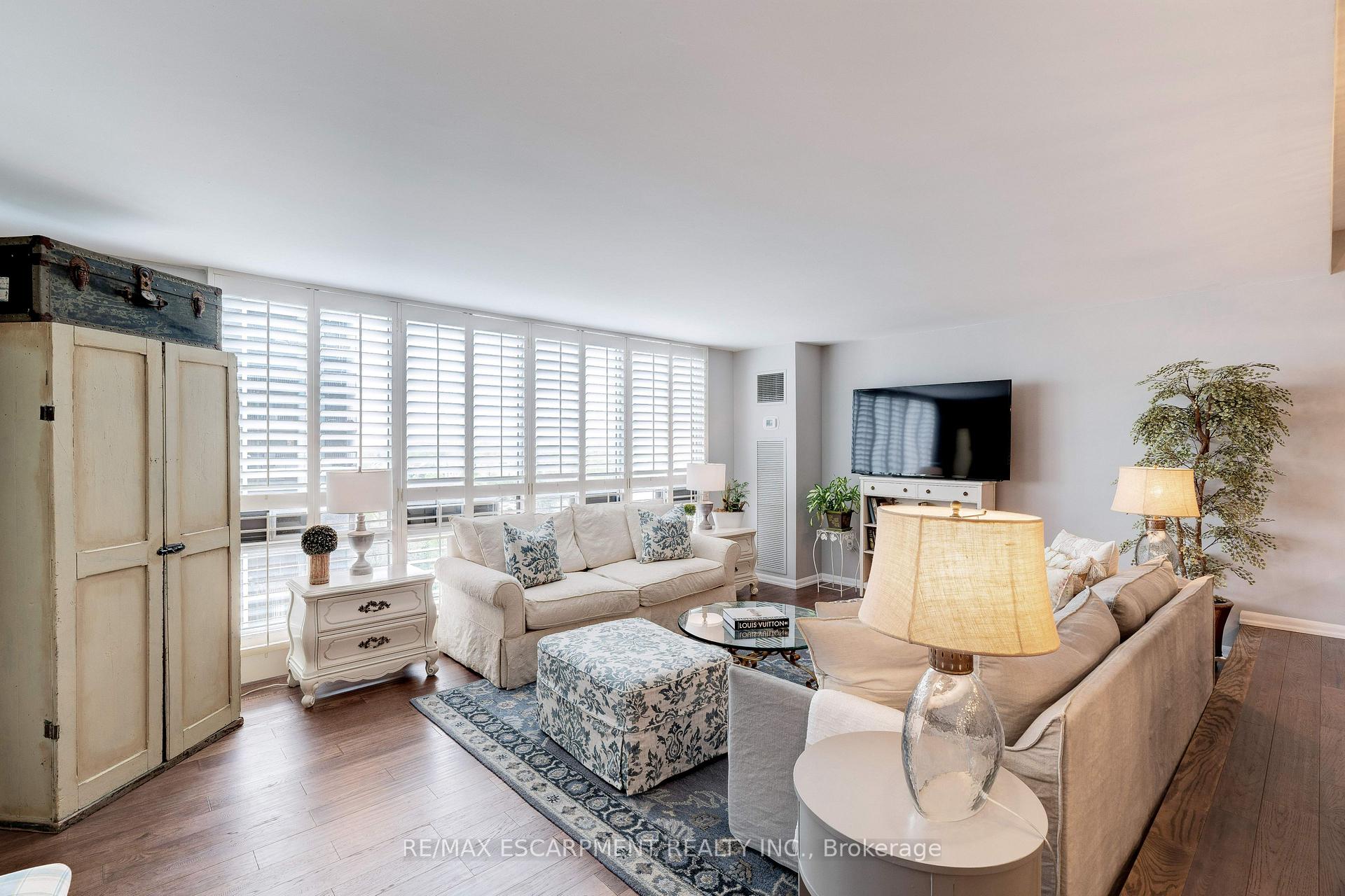 3 Bedrooms Condo at 2175 Marine, Oakville For sale