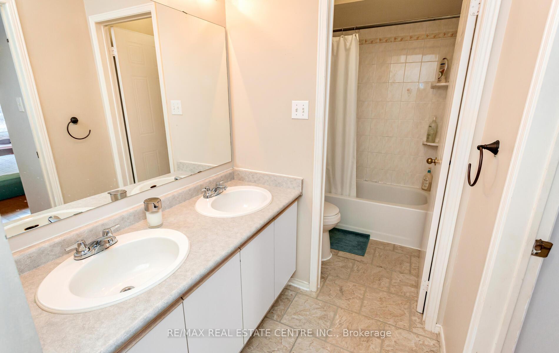 3 Bedrooms Condo at 45 Bristol,  Mississauga For sale