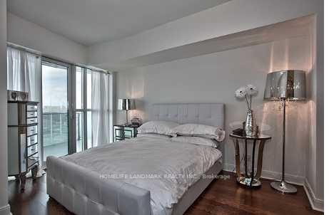 3 Bedrooms Condo at 50 Absolute, Mississauga For sale